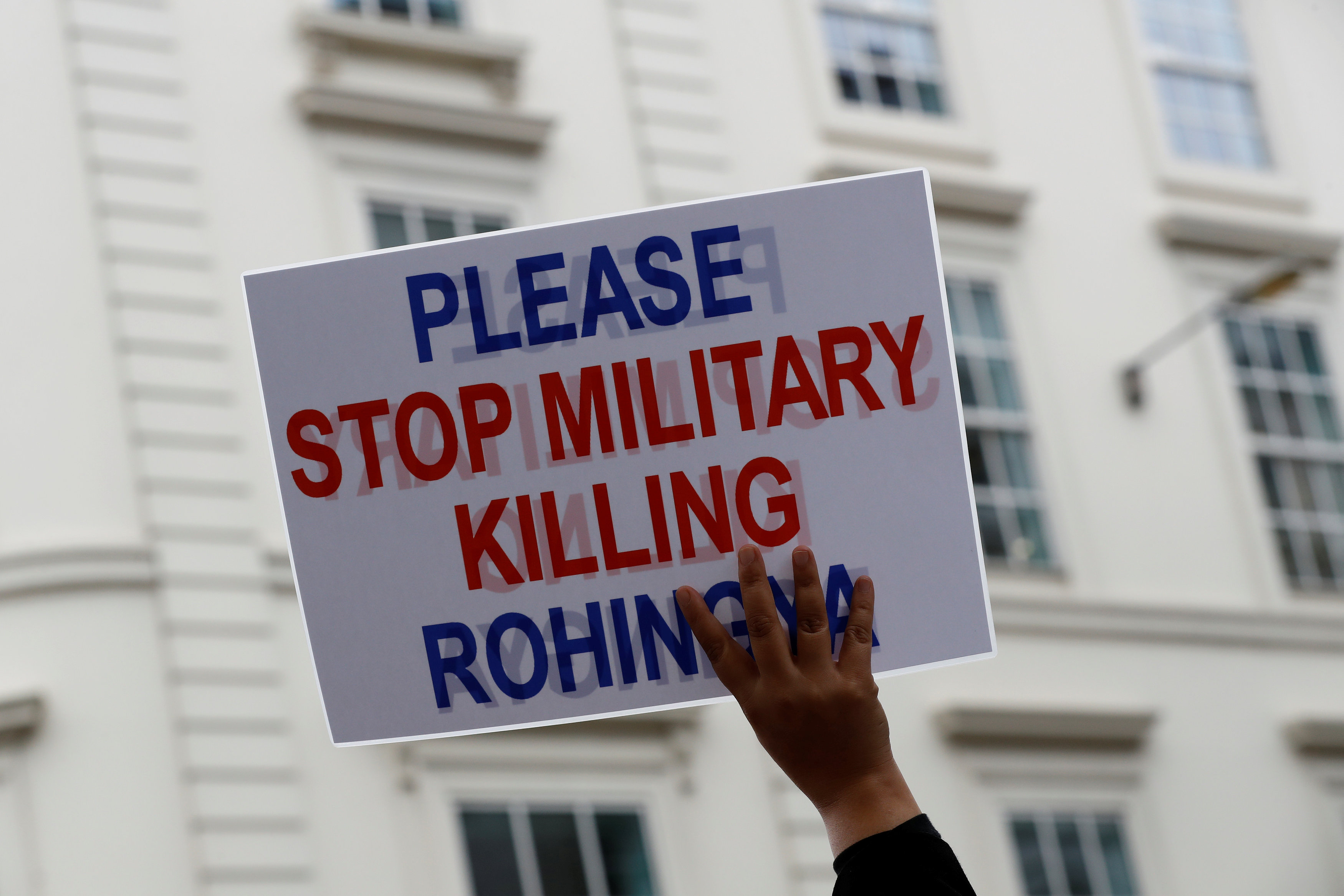 لافتة تطالب بوقف العمليات العسكرية لقتل الروهينجا