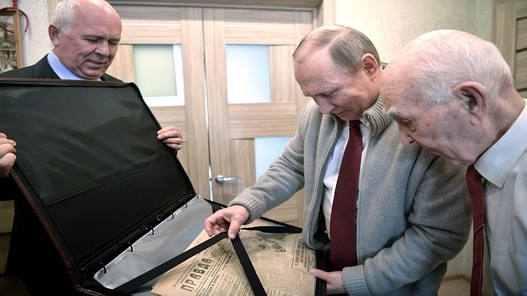 بوتين يهدى ماتفييف نسخة من صحيفة برافدا