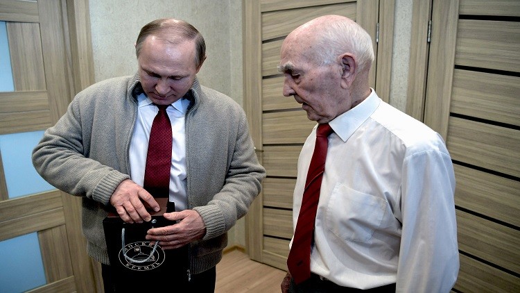 بوتين يهدى ماتفييف ساعة رئاسية
