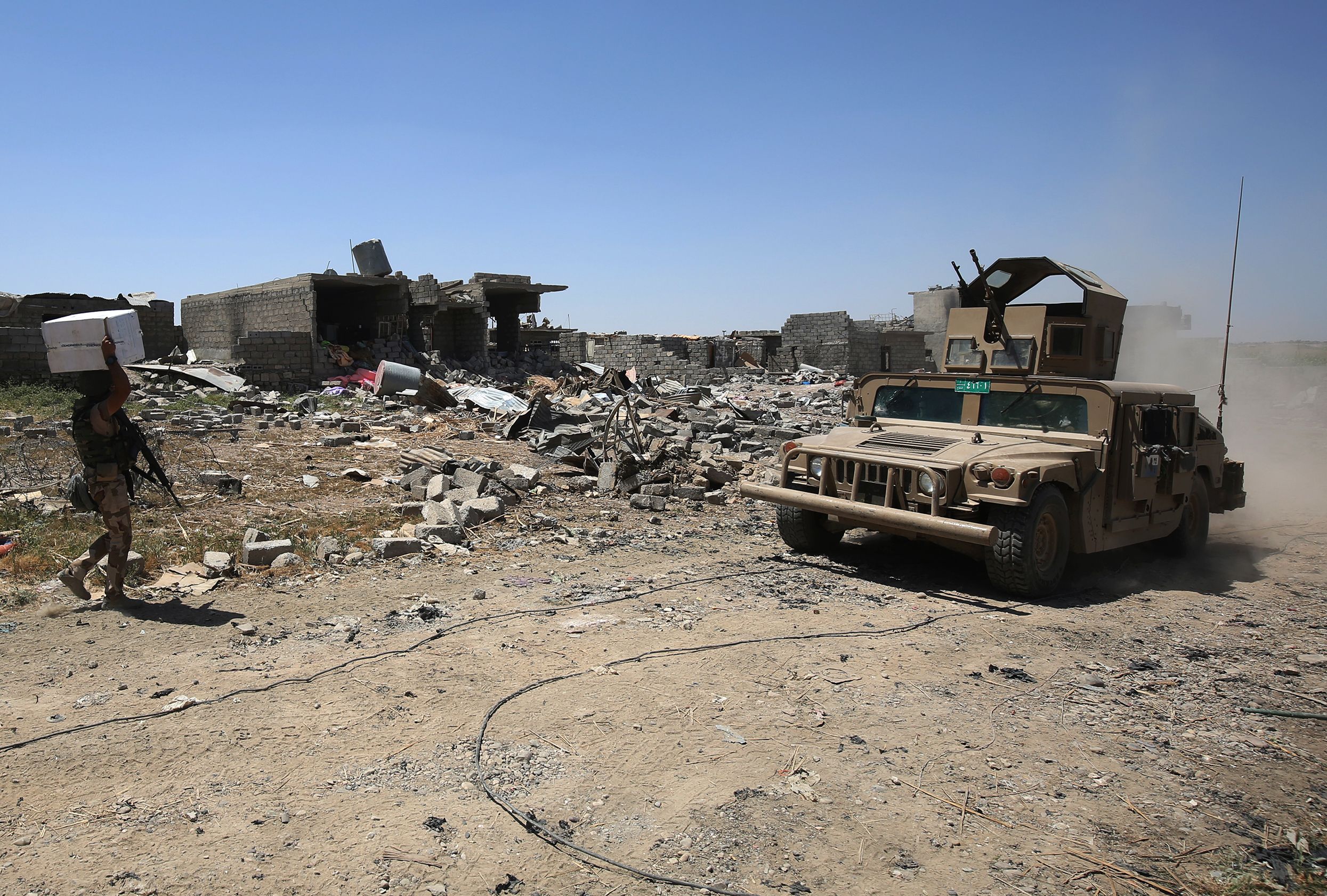 المركبات العسكرية العراقية تطرد داعش من بعض أحياء الموصل