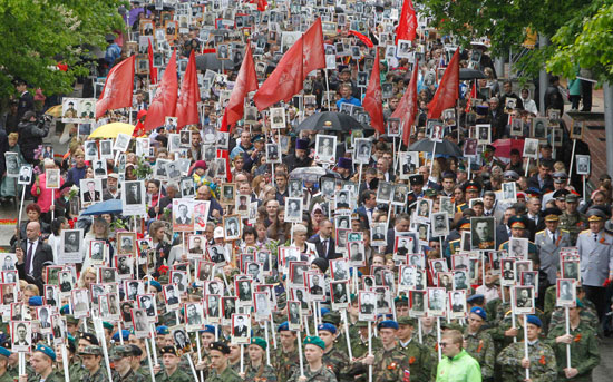 آلاف الروس يشاركون فى مسيرة فوج الخالدين بعيد النصر