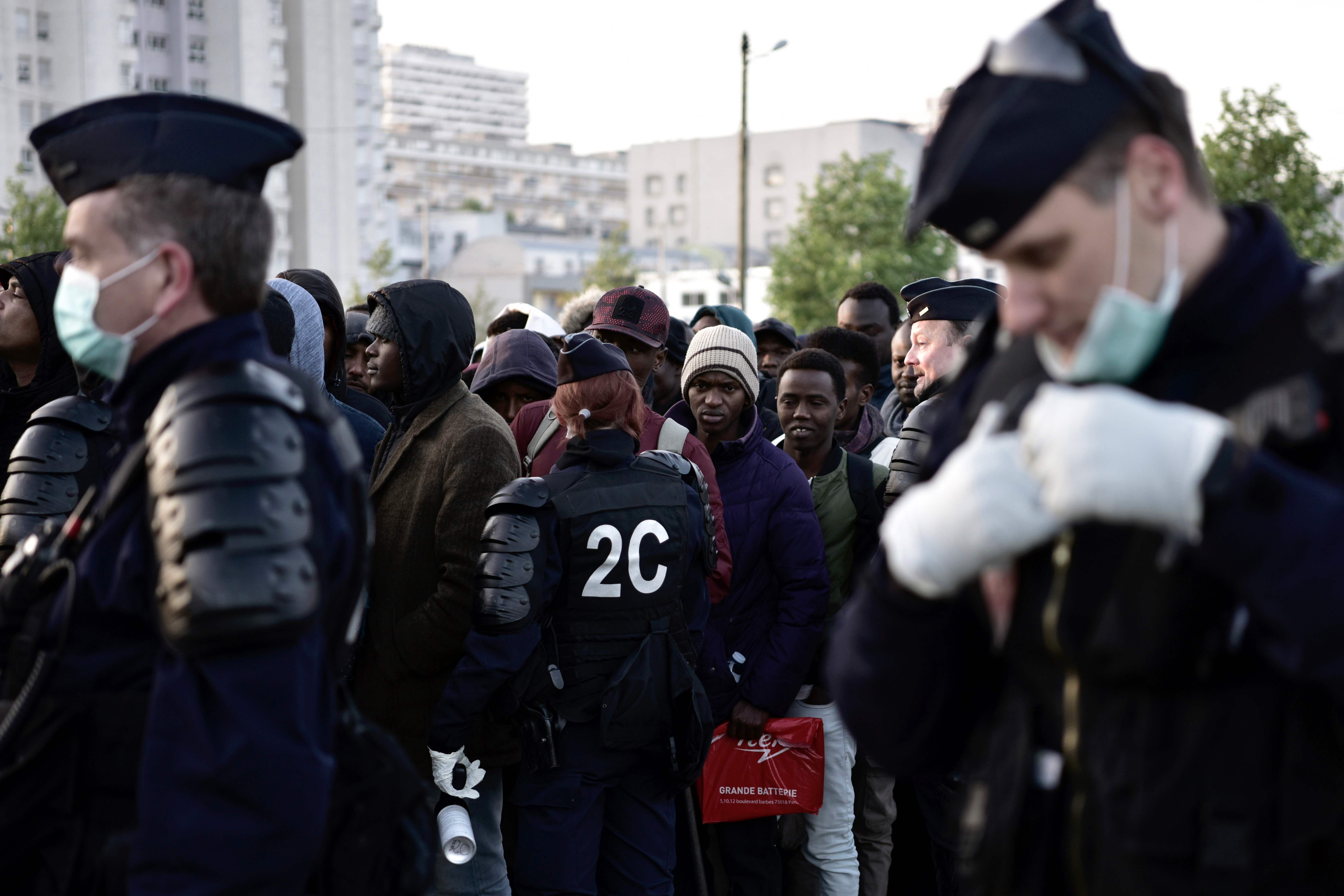 الشرطة الفرنسية تشرف على اخلاء مخيم للاجئين
