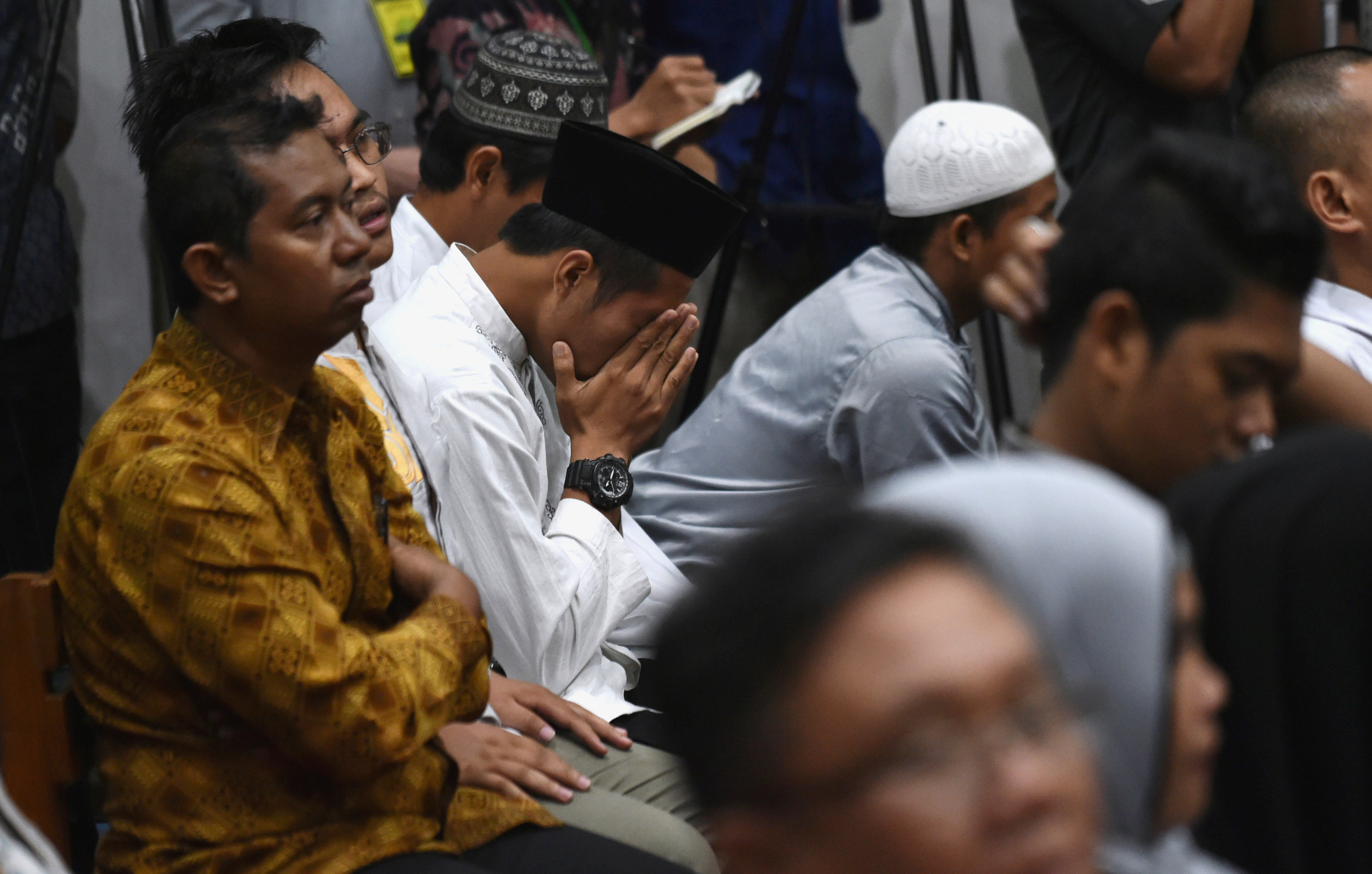 إندونيسيون يحضرون جلسة محاكمة حاكم جاكرتا