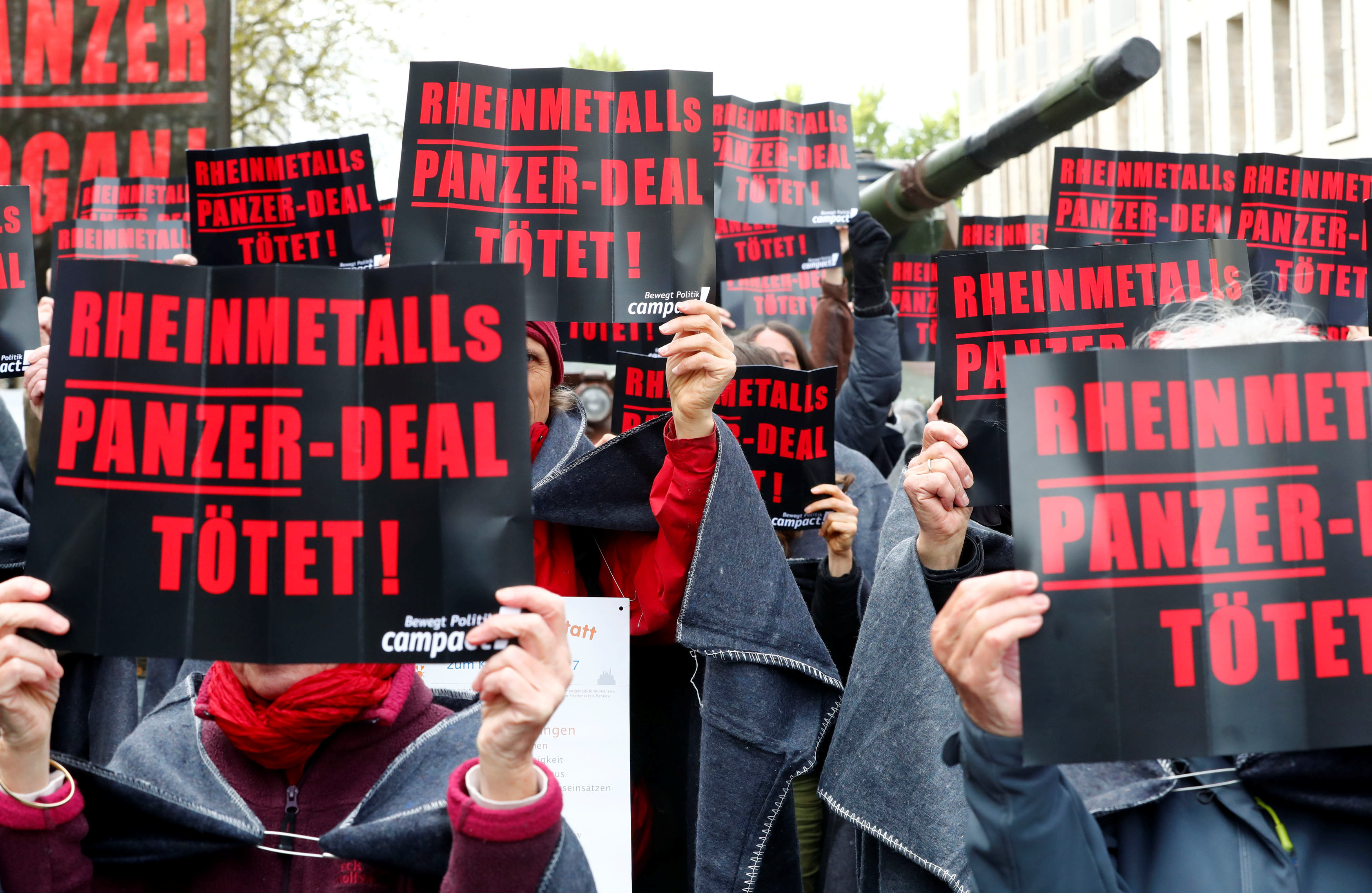 لافتات احتجاجية على تصدير الدبابات الألمانية لتركيا