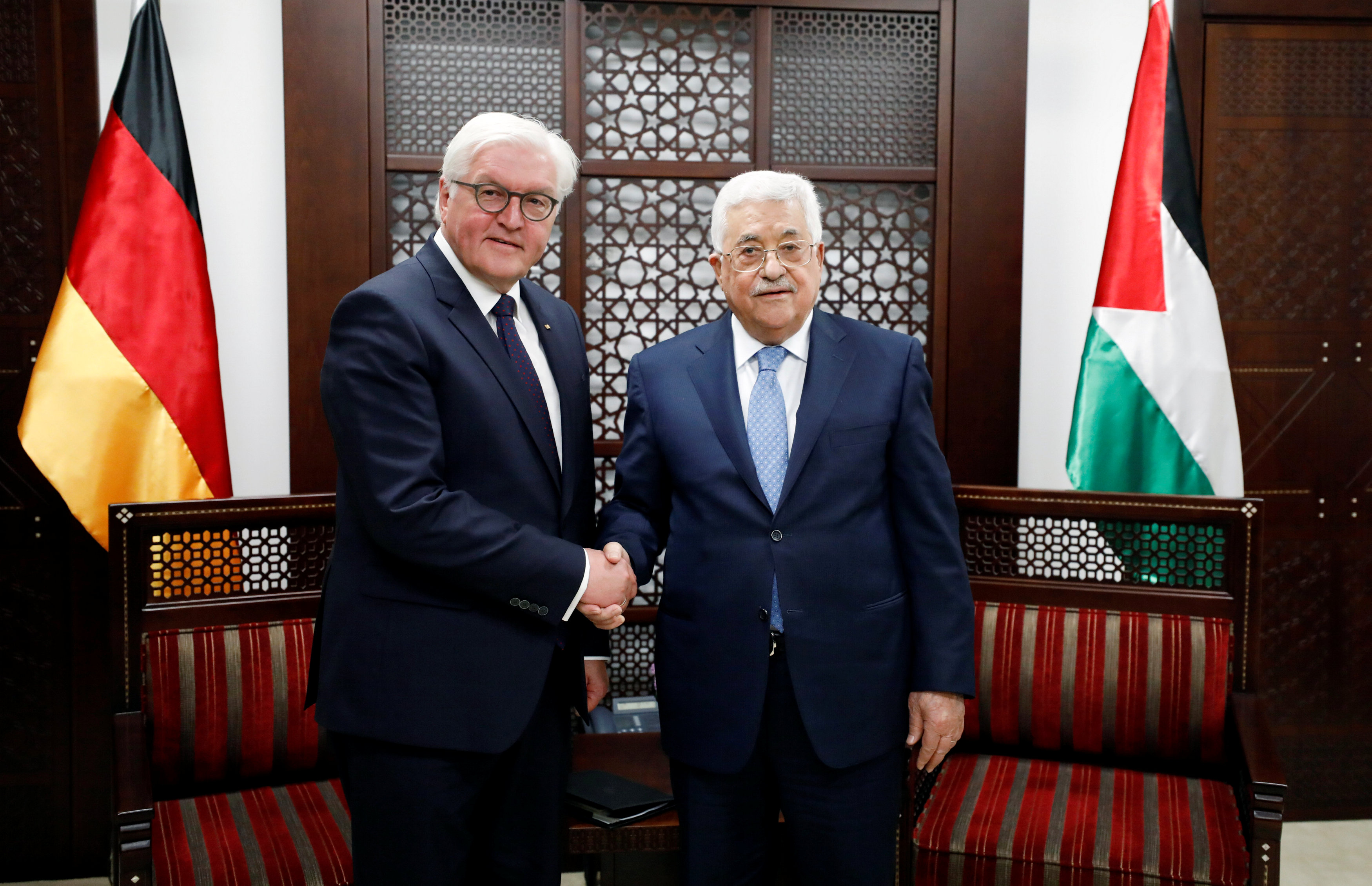 الرئيس الفلسطينى يصافح نظيره الألمانى خلال زيارة لفلسطين