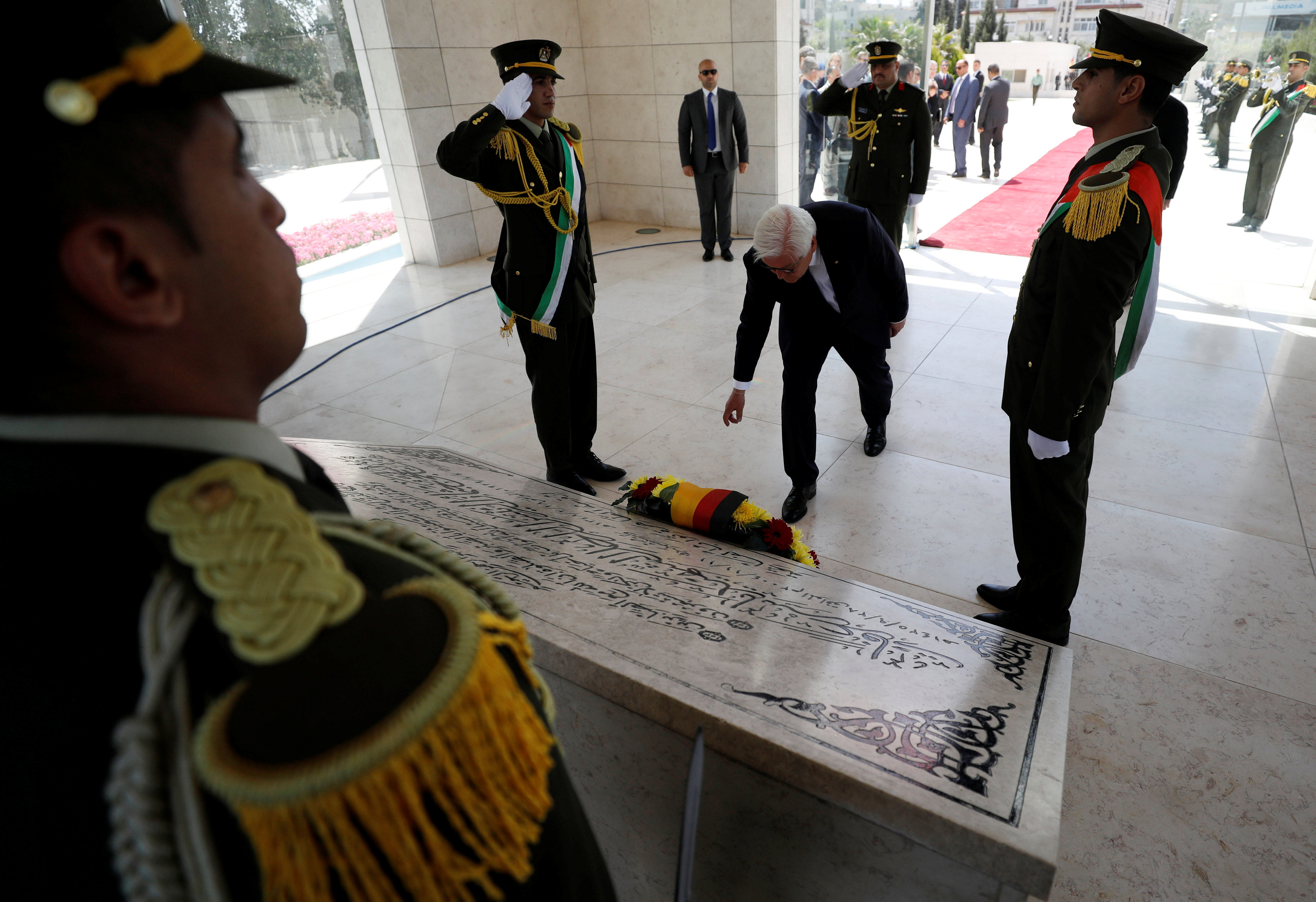 الرئيس الألمانى يضع اكليل زهور على قبر ياسر عرفات