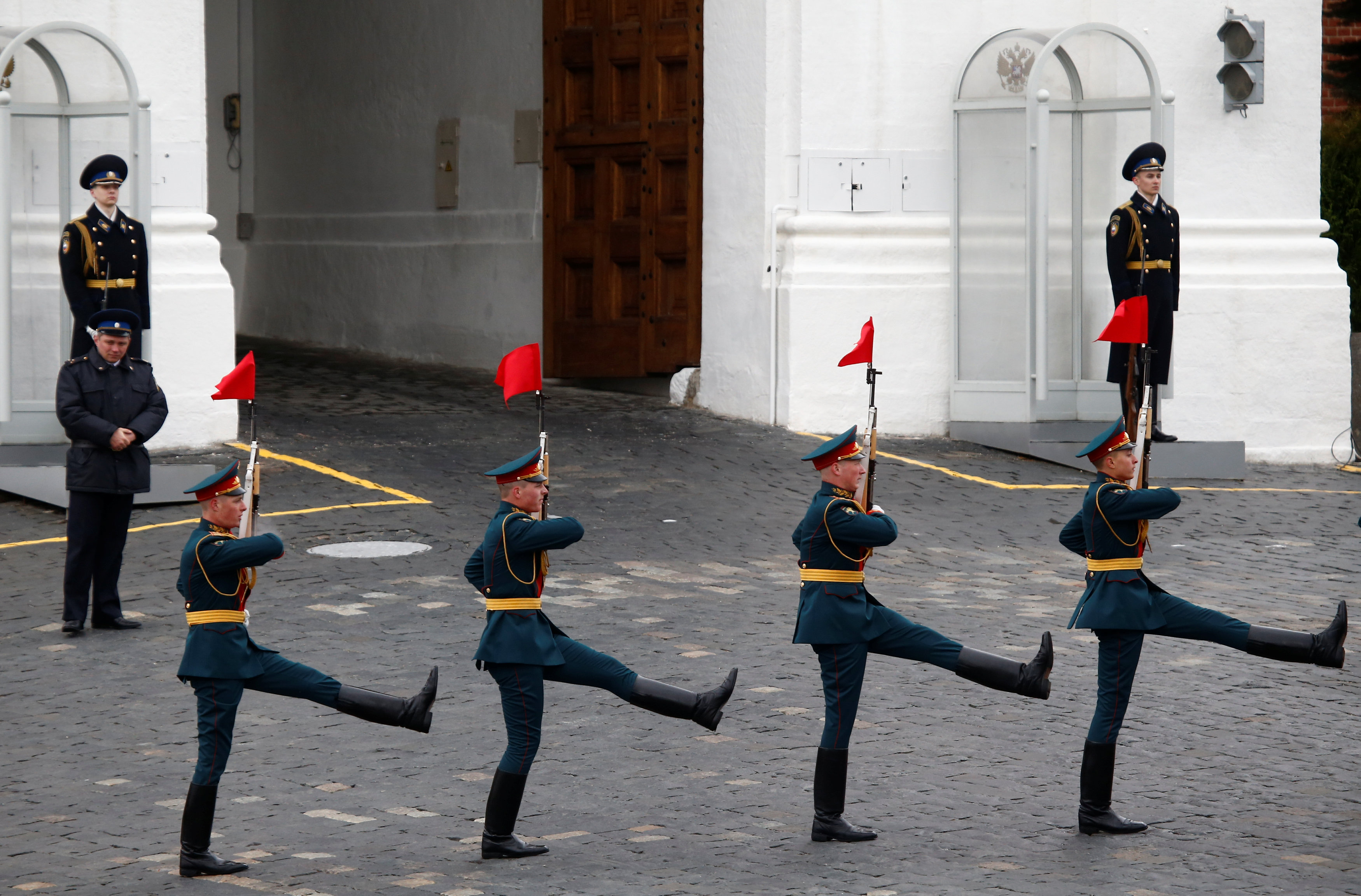 حرس الشرف يتحرك لبدء احتفالات عيد النصر فى روسيا