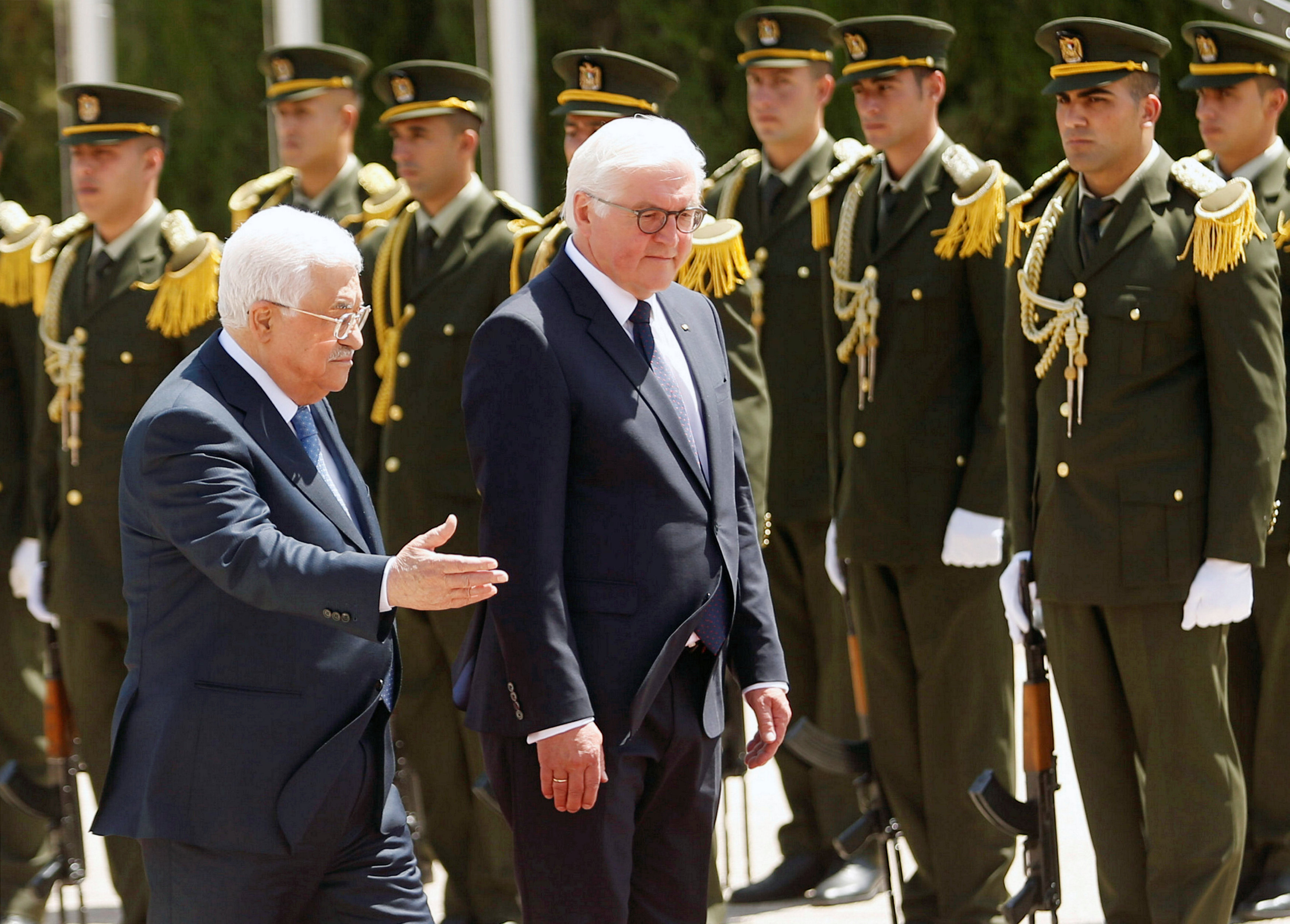 الرئيس الفلسطينى ونظيره الألمانى يستعرضان حرس الشرف