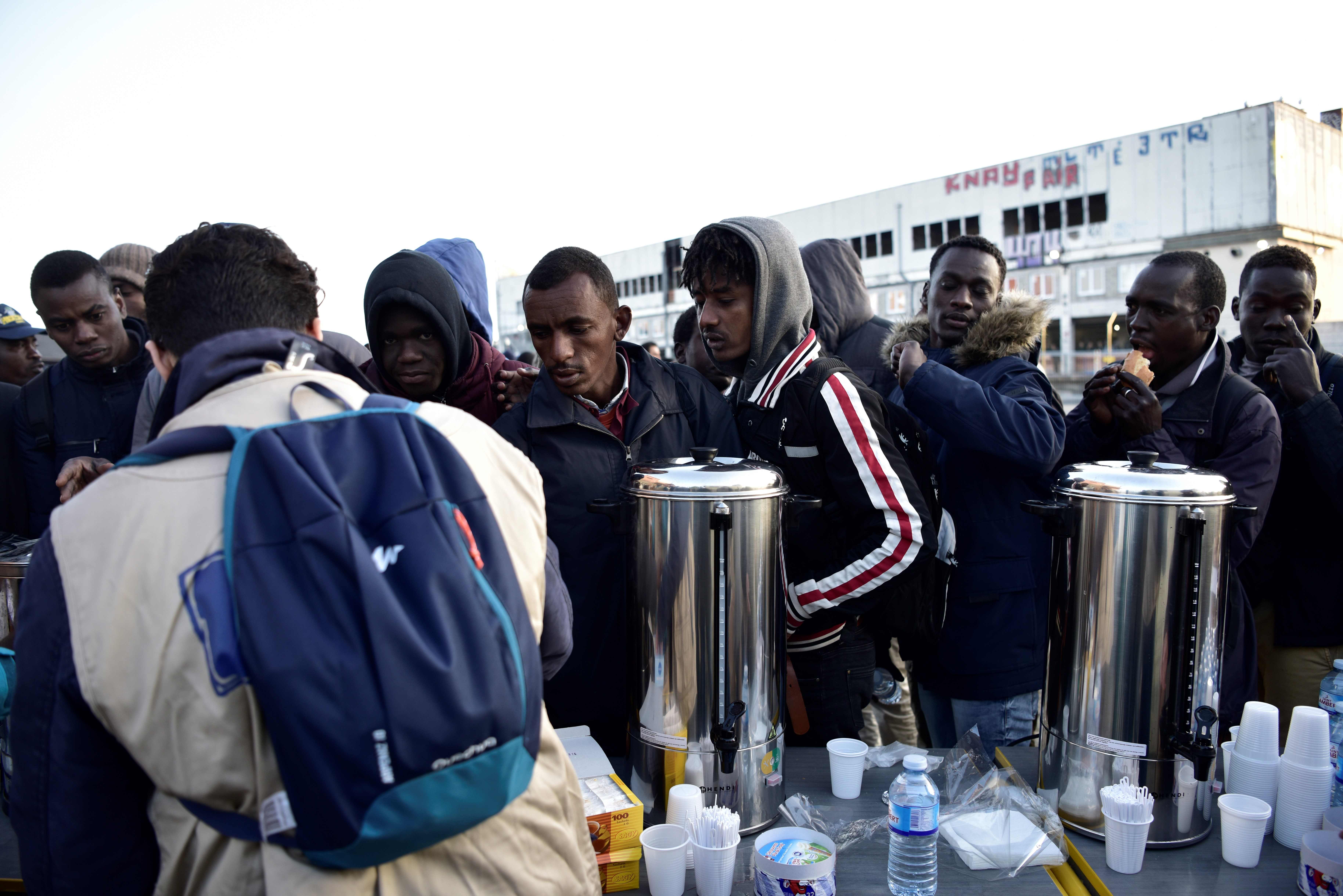 تقديم مشروبات ساخنة للاجئين فى مخيم بباريس