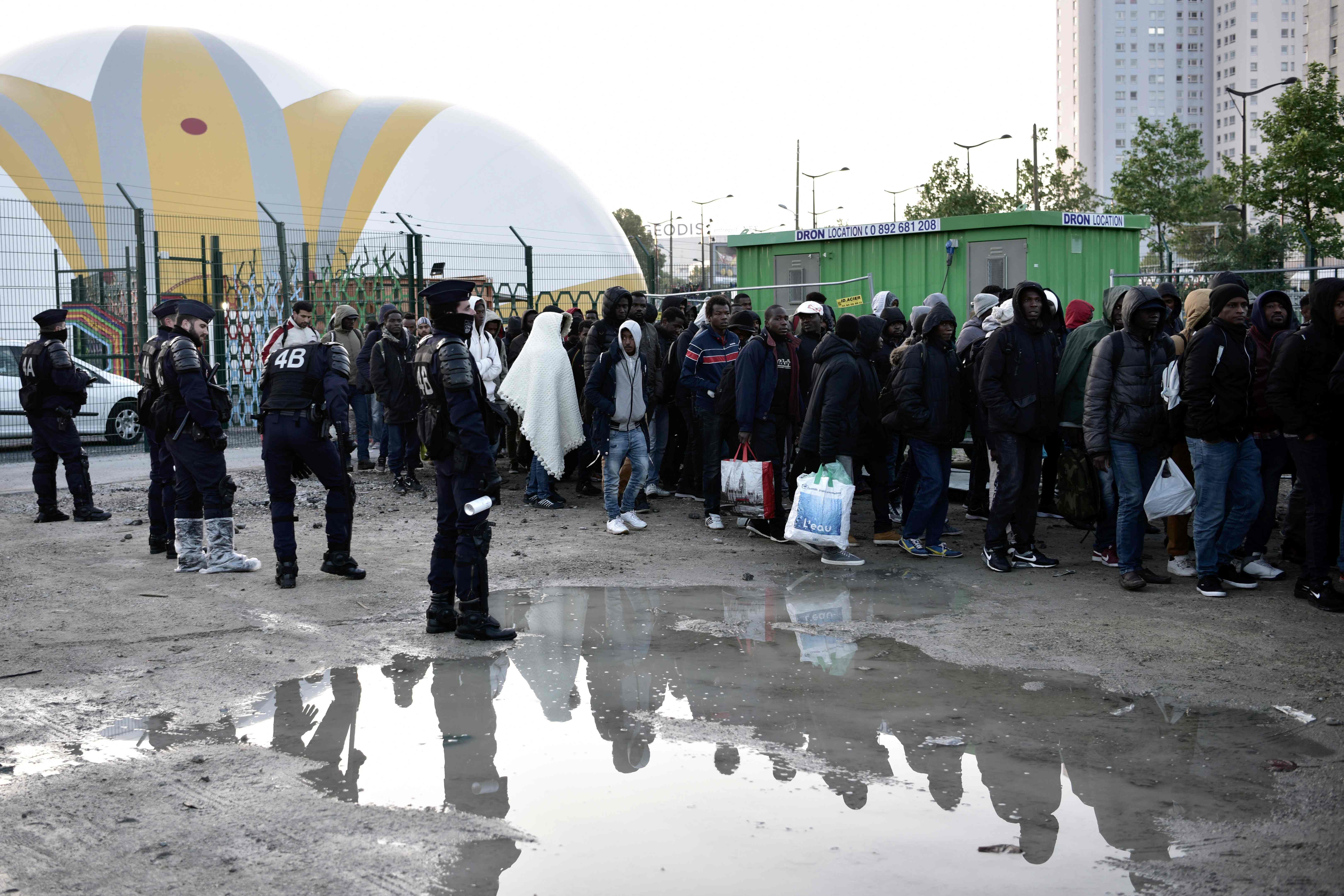 مئات اللاجئين يخرجون من مخيم فى باريس
