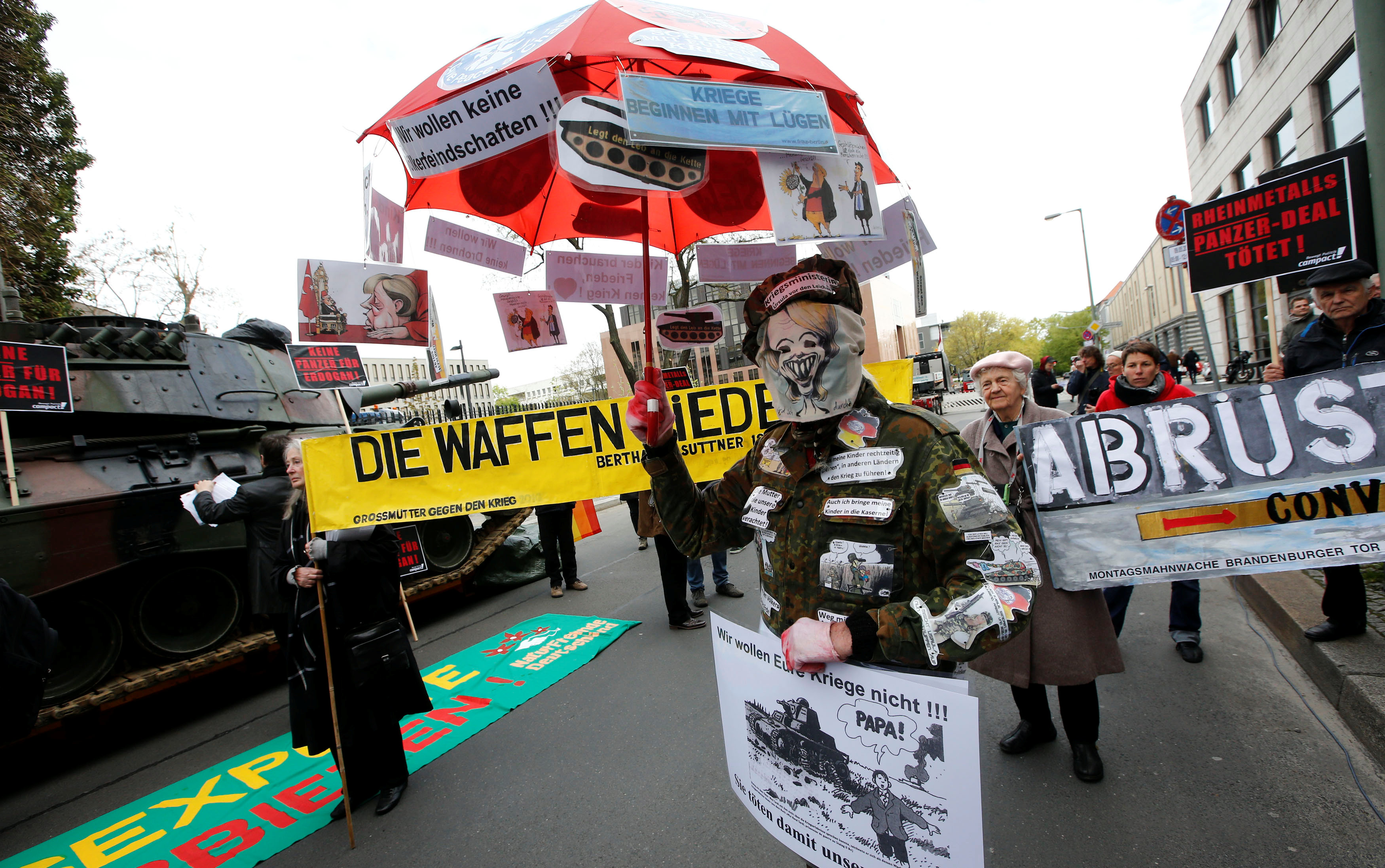 مظاهرة أمام مقر اجتماع شركة الأسلحة الألمانية