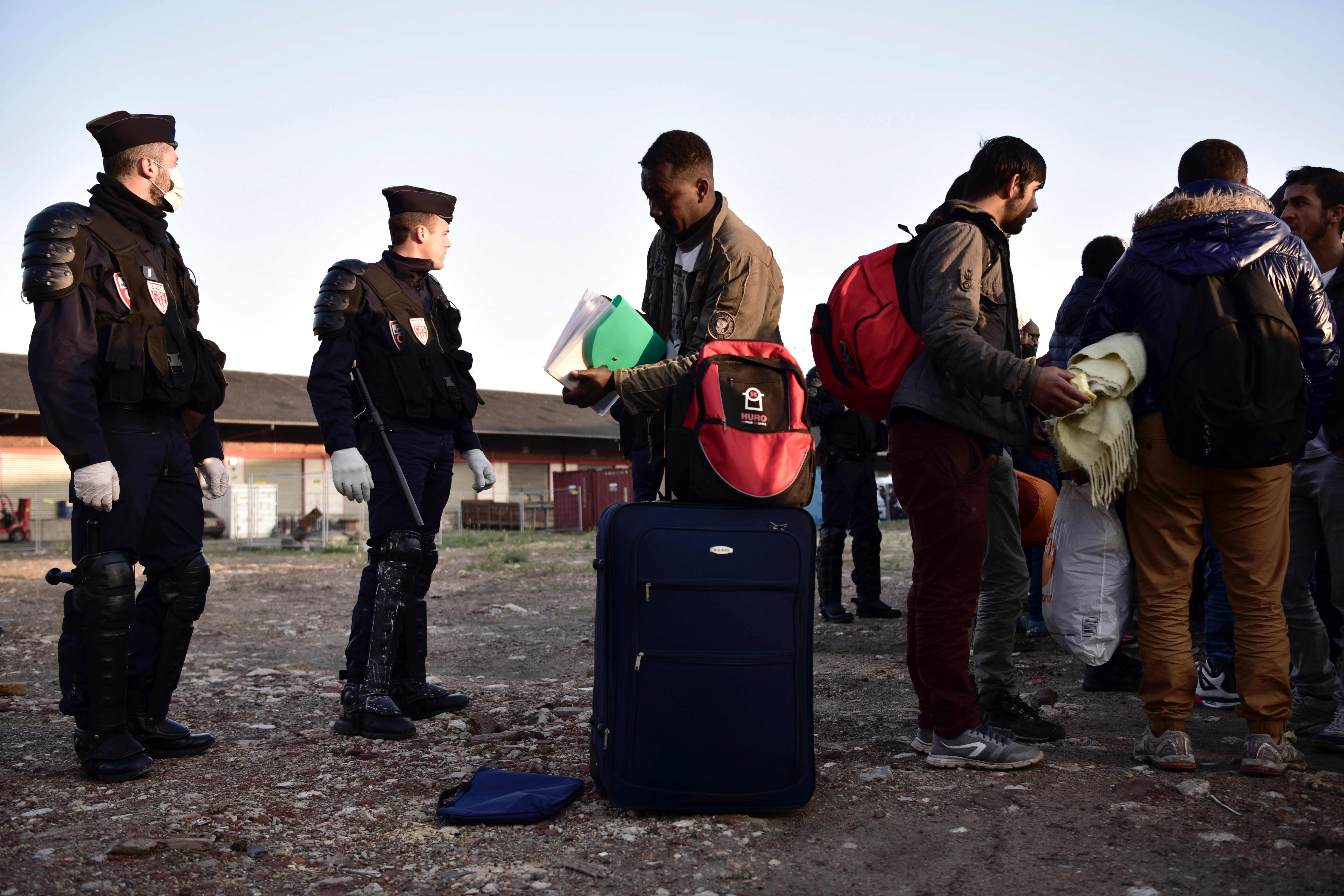 الشرطة الفرنسية تخلى مخيم للاجئين بباريس