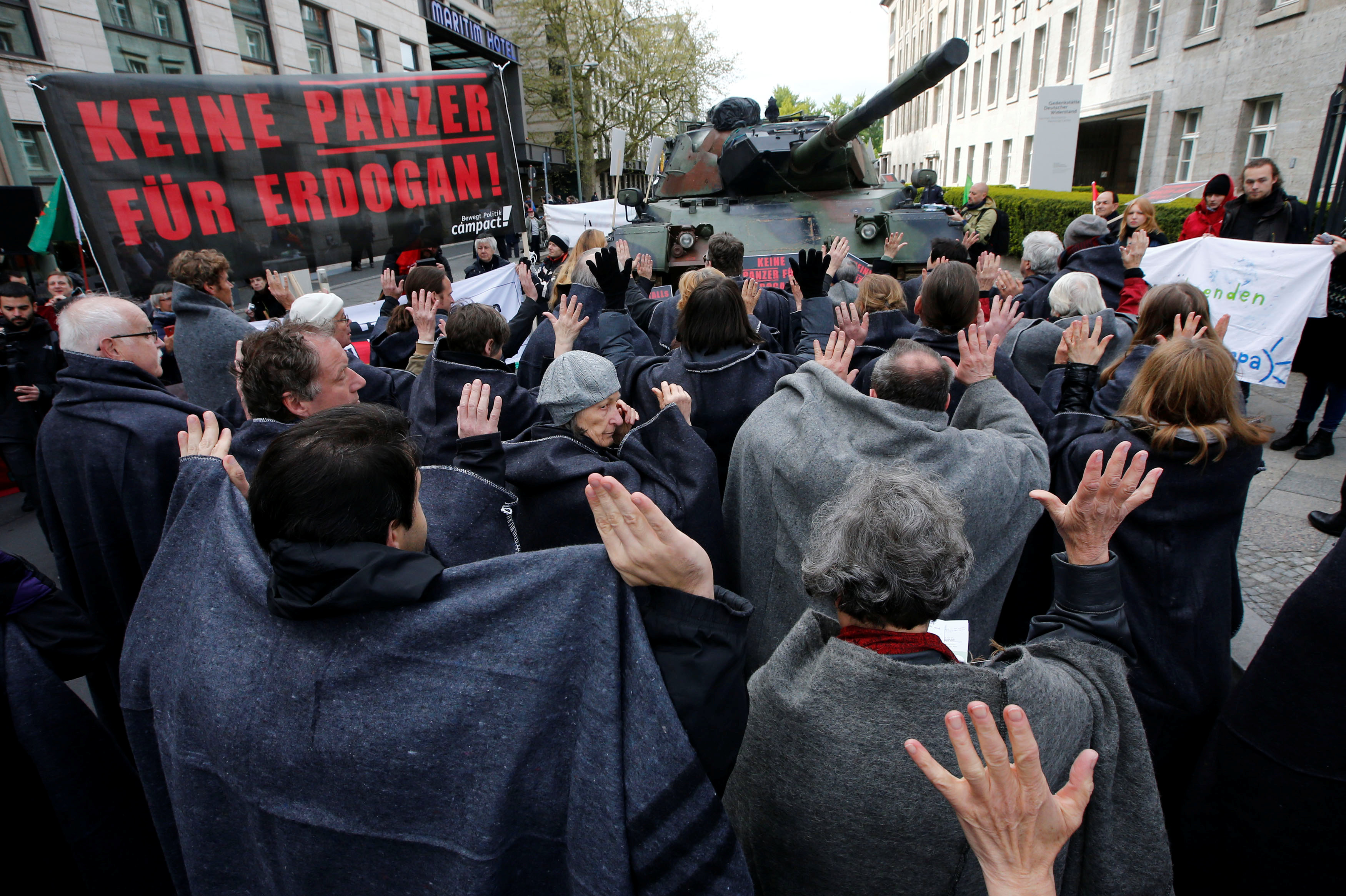 الألمان يحتجون على تصدير بلادهم دبابات لتركيا