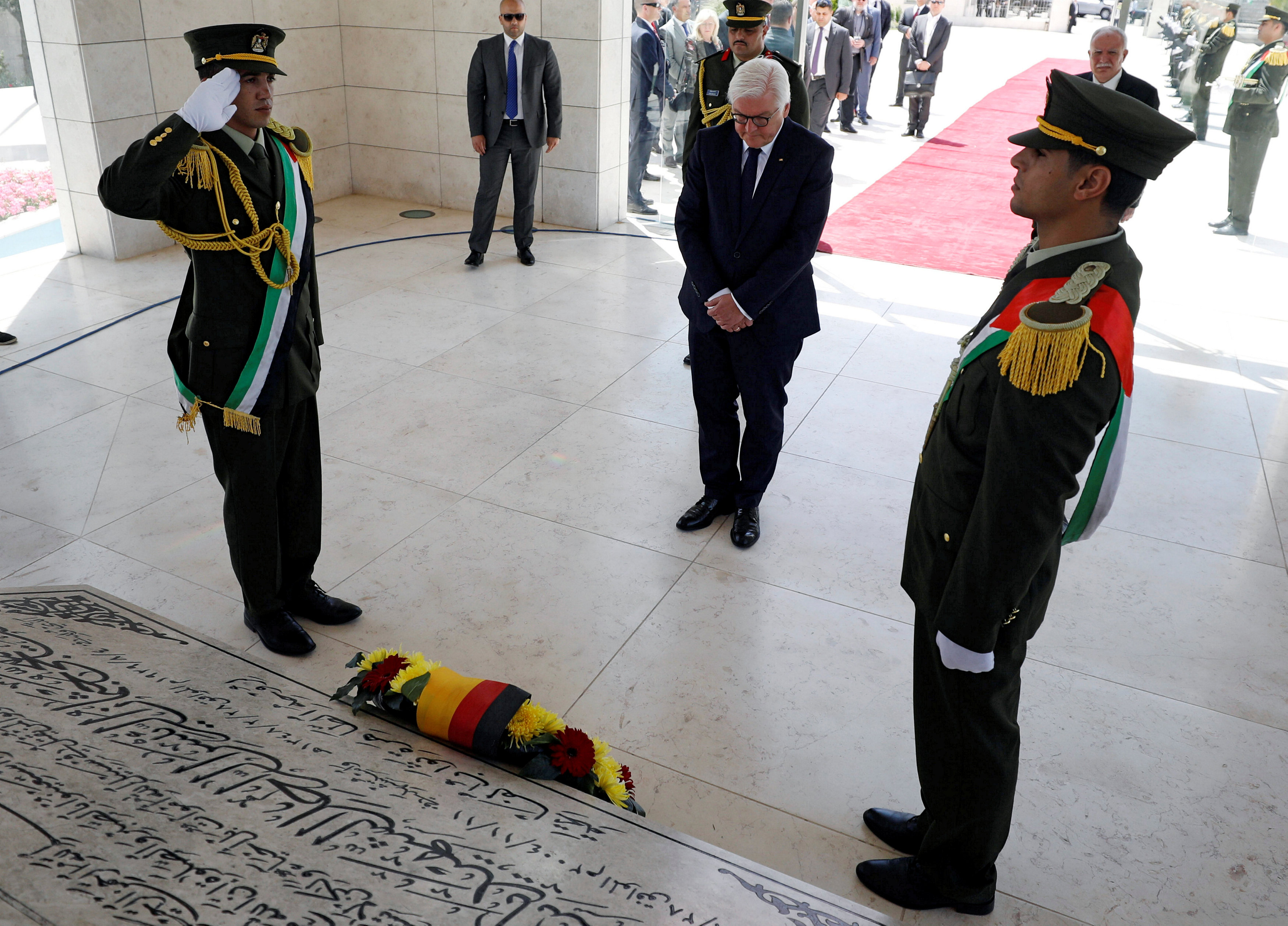 الرئيس الألمانى يقف حدادا على قبر ياسر عرفات