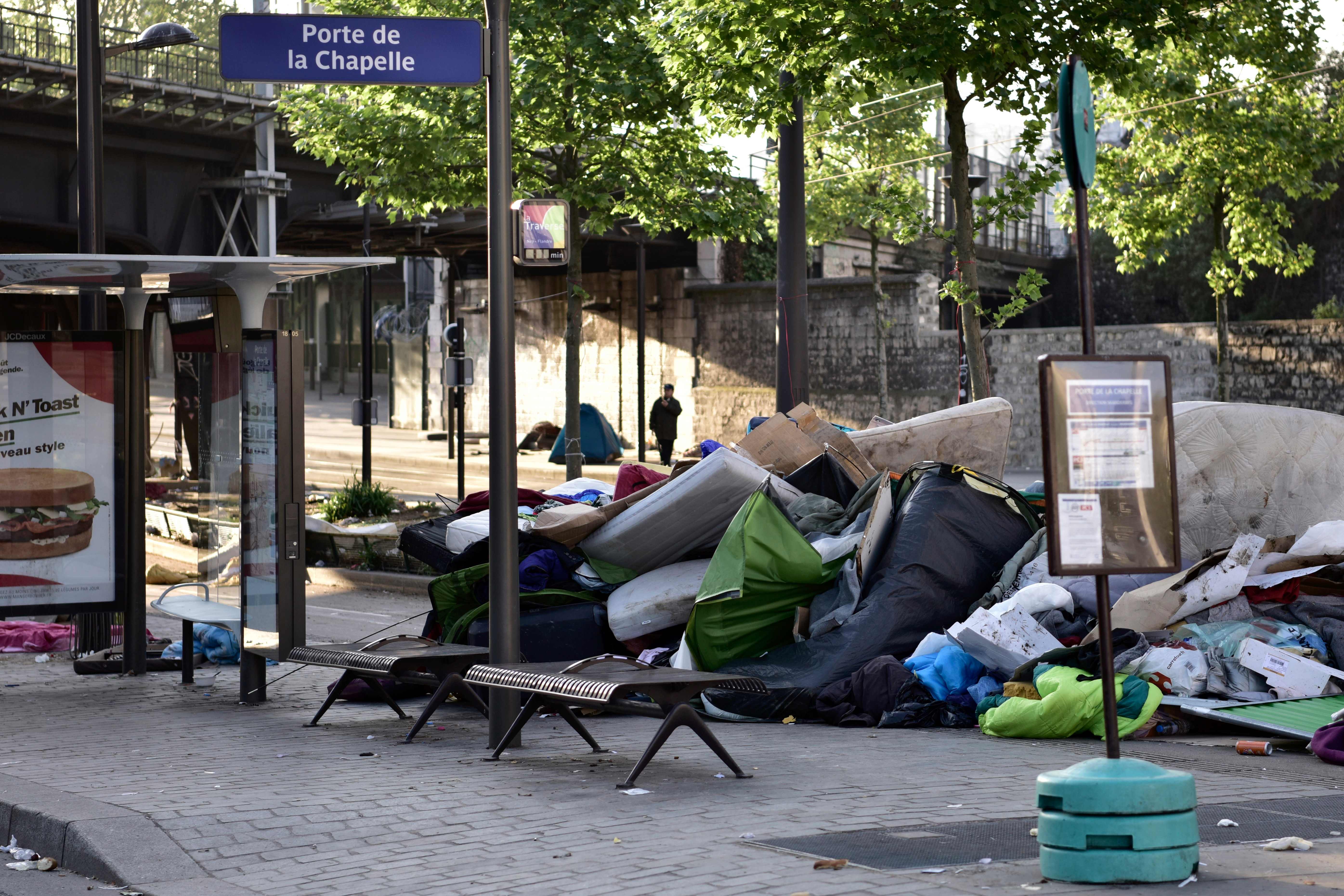 مخلفات مخيم للاجئين فى باريس عقب اخلائه