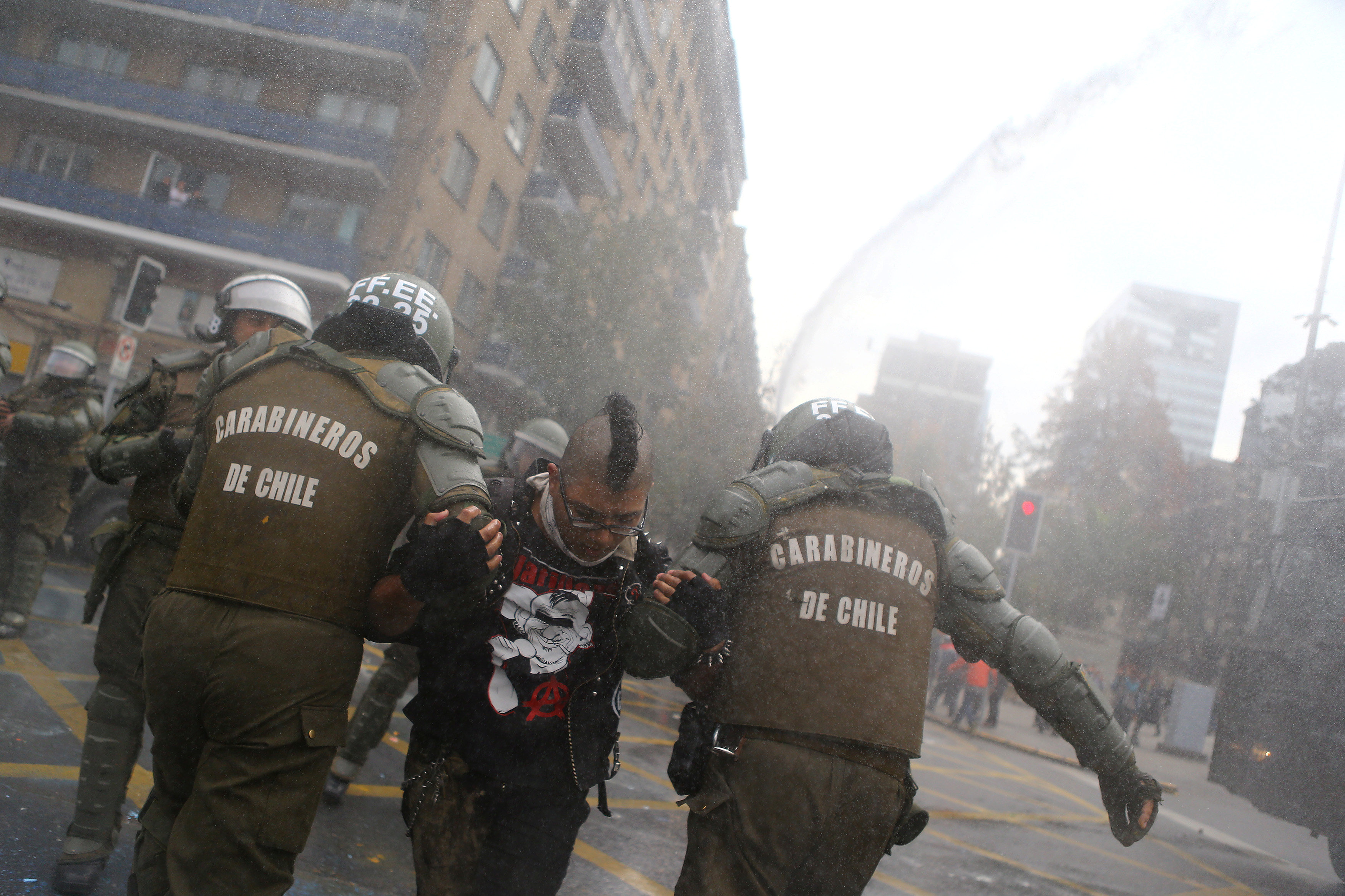 الشرطة فى تشيلى تعتقل أحد المتظاهرين