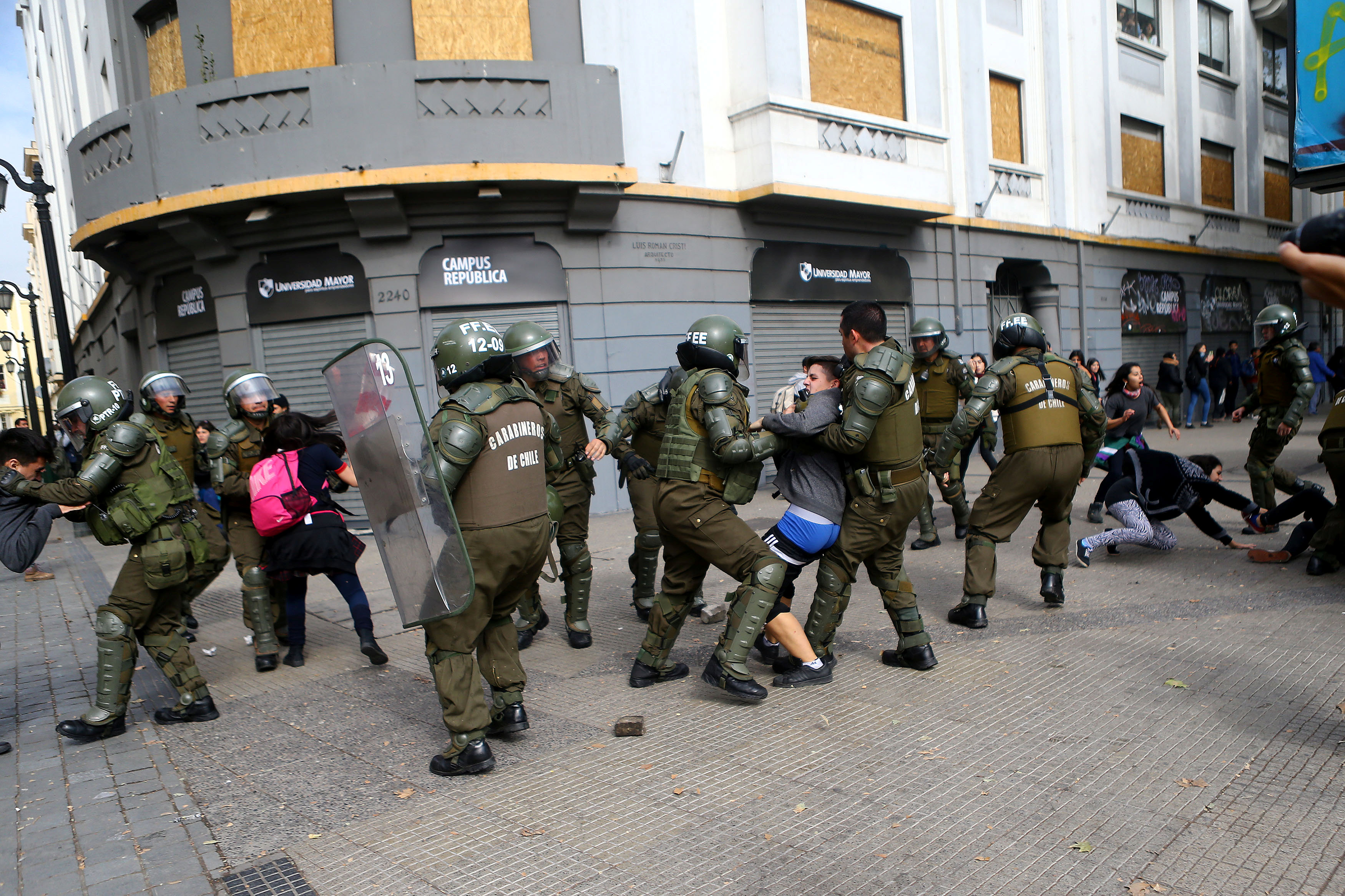 اشتباكات عنيفة بين الشرطة وطلاب فى تشيلى للمطالبة بإصلاح التعليم