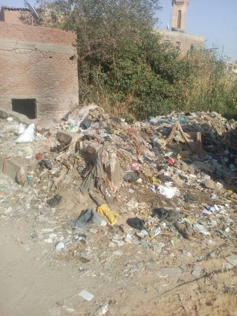 تلال القمامة المنتشرة فى الشوارع