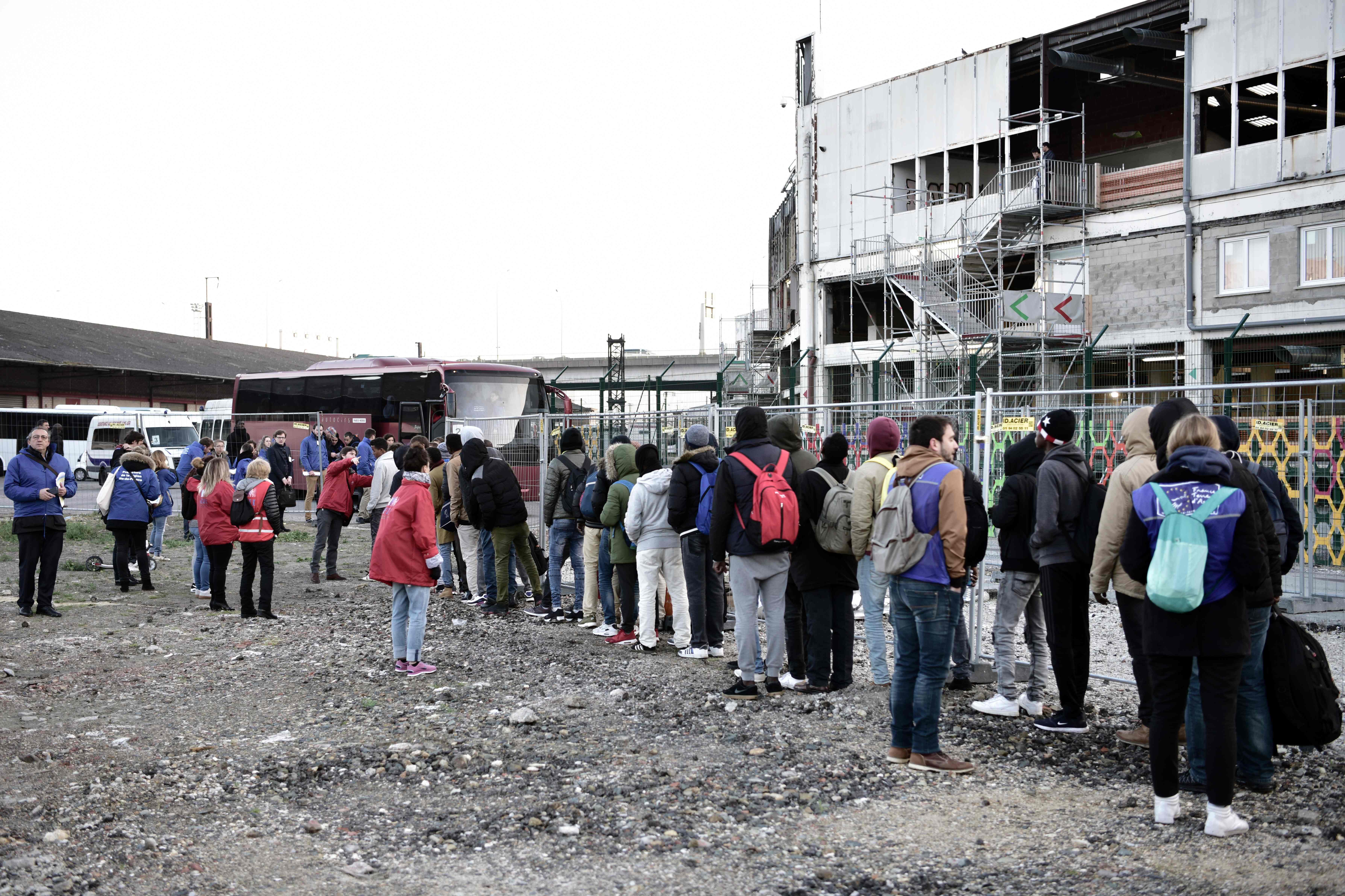 اخلاء مخيم للاجئين فى باريس
