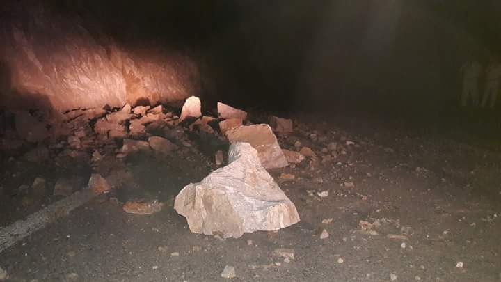 فتح طريق سفاجا قنا بعد انهيار صخرة1