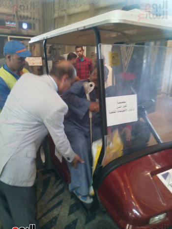 تشغيل عربات جولف لأول مرة بمحطة مصر لنقل المعاقين وكبار السن (4)