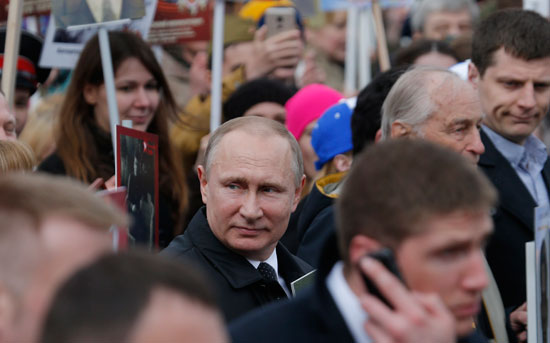 فلاديمير بوتين يشارك فى فوج الخالدين خلال احتفالات النصر