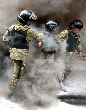 أدخنة قنابل الغاز تحيط يجنود الشرطة الأوكرانية