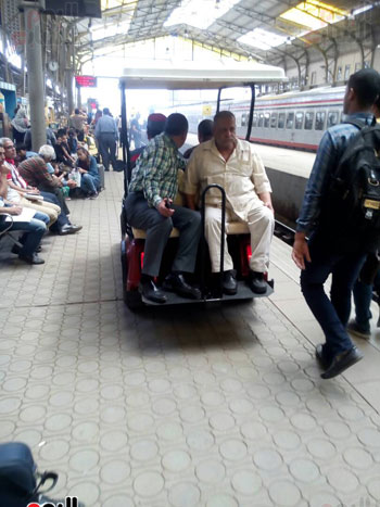 تشغيل عربات جولف لأول مرة بمحطة مصر لنقل المعاقين وكبار السن (2)