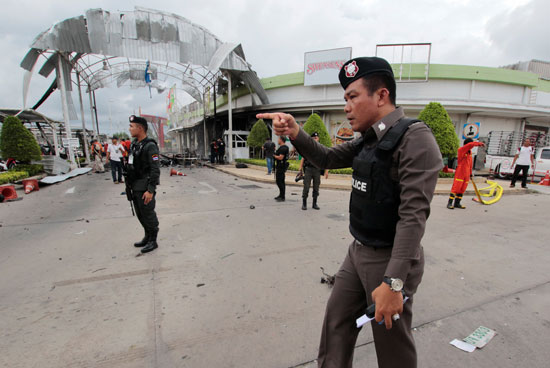 رجال الأمن التايلاندى فى موقع التفجير