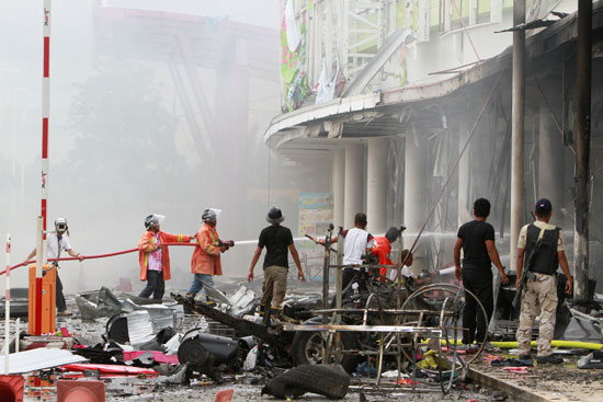 رجال الإنقاذ يخلون موقع الانفجار فى تايلاند
