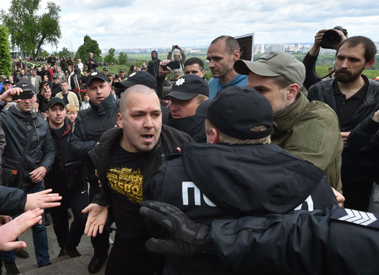 اشتباكات بين الشرطة الأوكرانية ومتظاهرين بعيد النصر