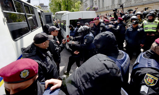 اشتباكات عنيفة بين الشرطة ومتظاهرين أوكرانيين