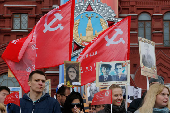 الشباب الروس يشاركون فى مسيرة فوج الخالدين
