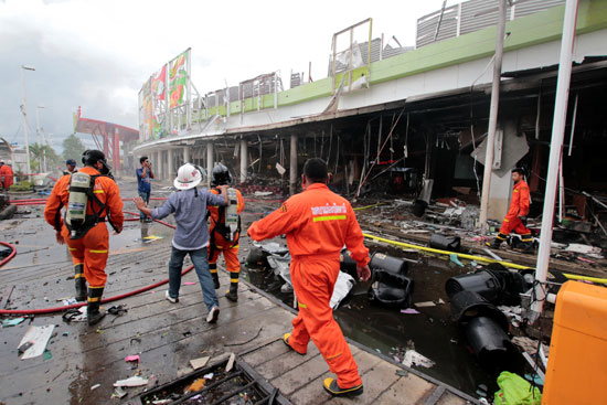 رجال الإنقاذ عقب اطفاء الحريق الناتج من التفجير