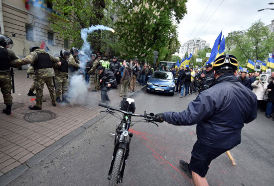 الشرطة الأوكرانية تستخدم قنابل الغاز لتفريق المتظاهرين