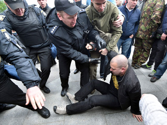 الشرطة الاوكرانية تلقى القبض على متظاهر بمسيرة الفوج الخالد
