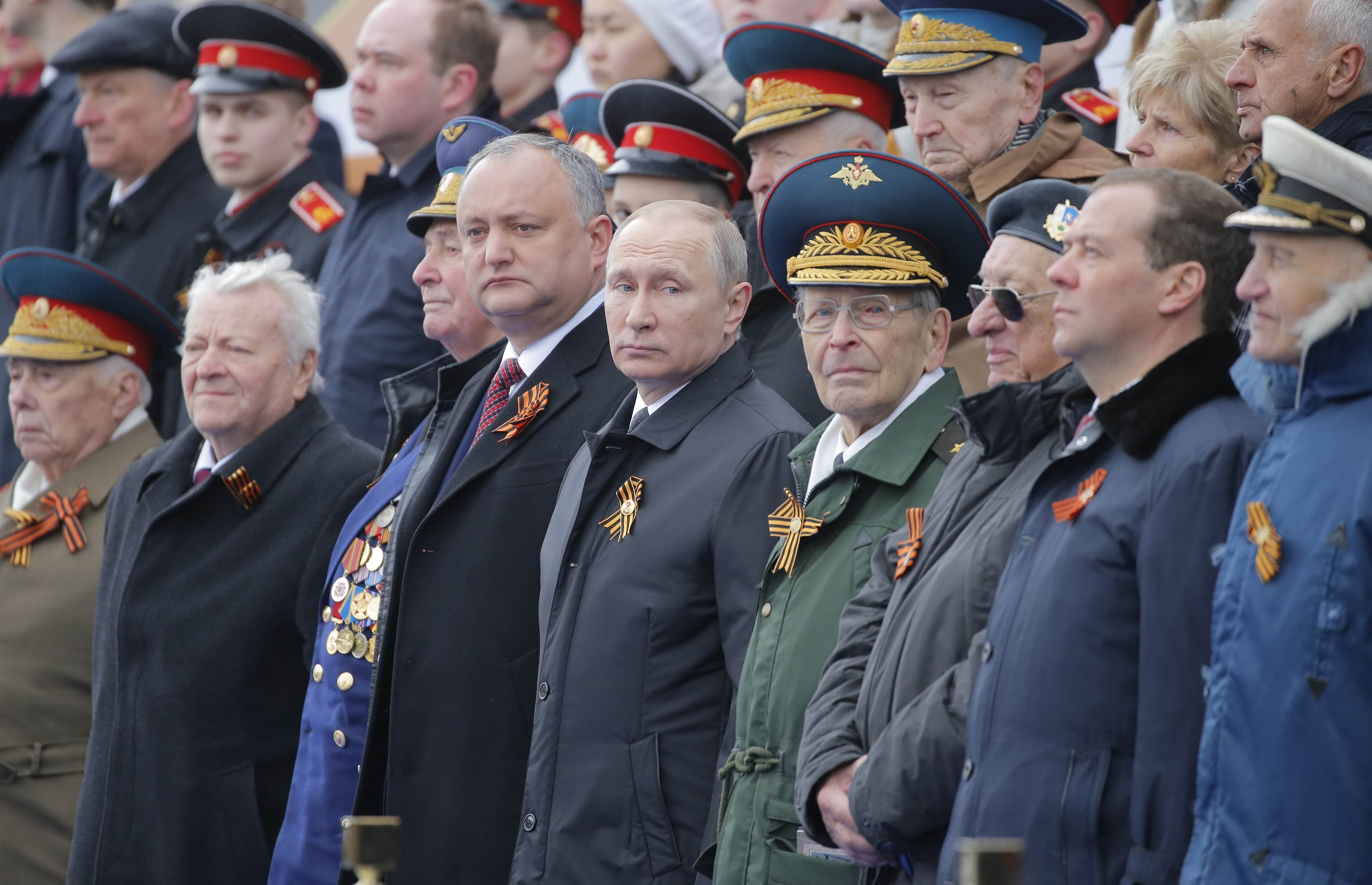الرئيس الروسى والقادة العسكريون ومسئولين يحضرون الاحتفالات