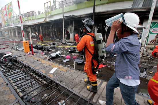 رجال الإنقاذ فى موقع تفجير تايلاند
