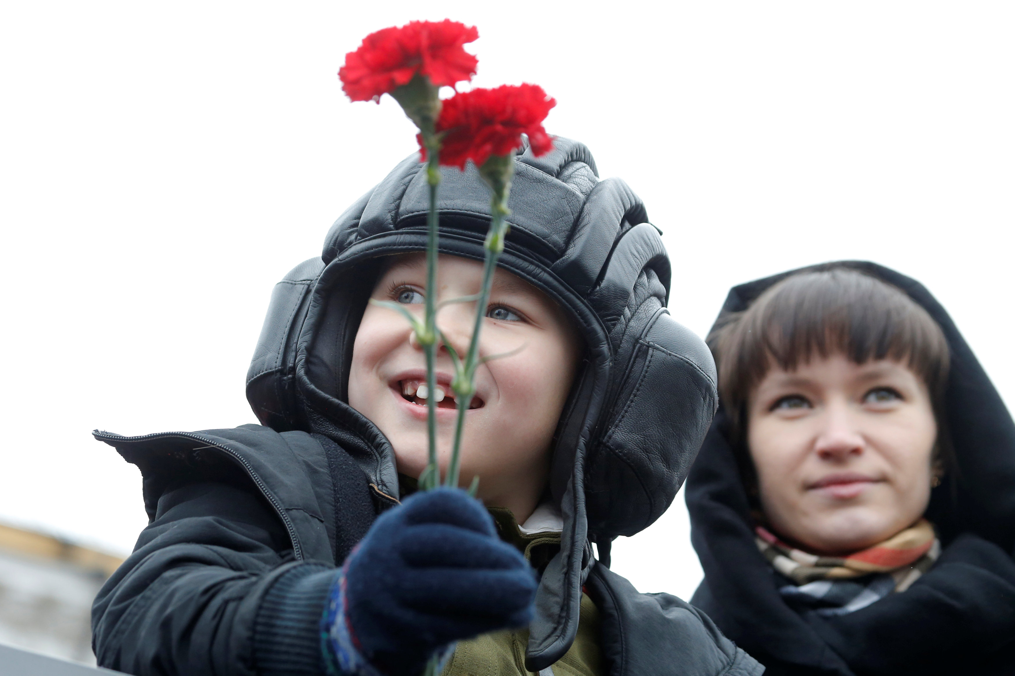 طفل يحمل الورود أثناء متابعته احتفالات عيد النصر بالساحة الحمراء