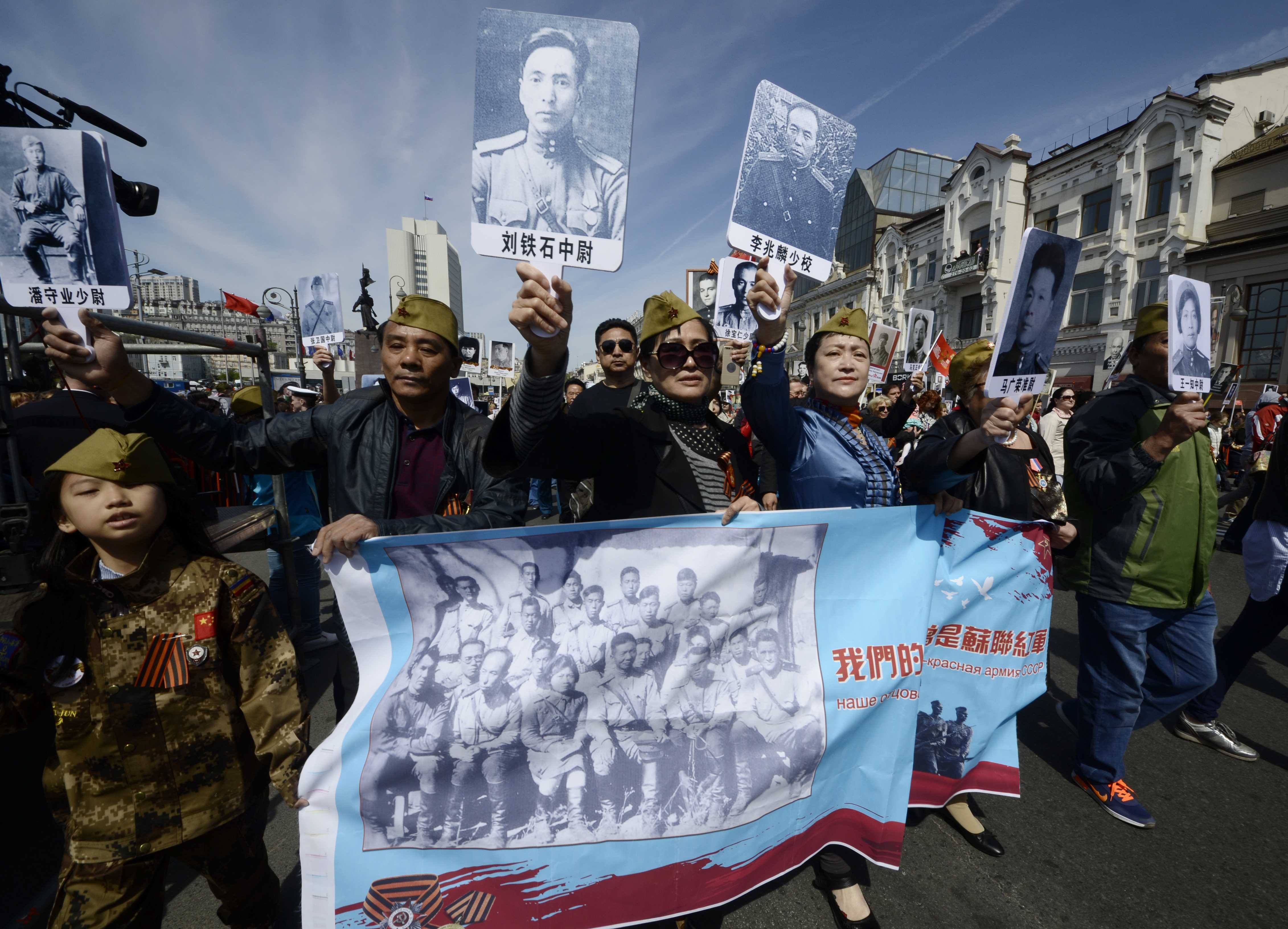 المواطنون يحتشدون للاحتفال بعيد النصر فى روسيا