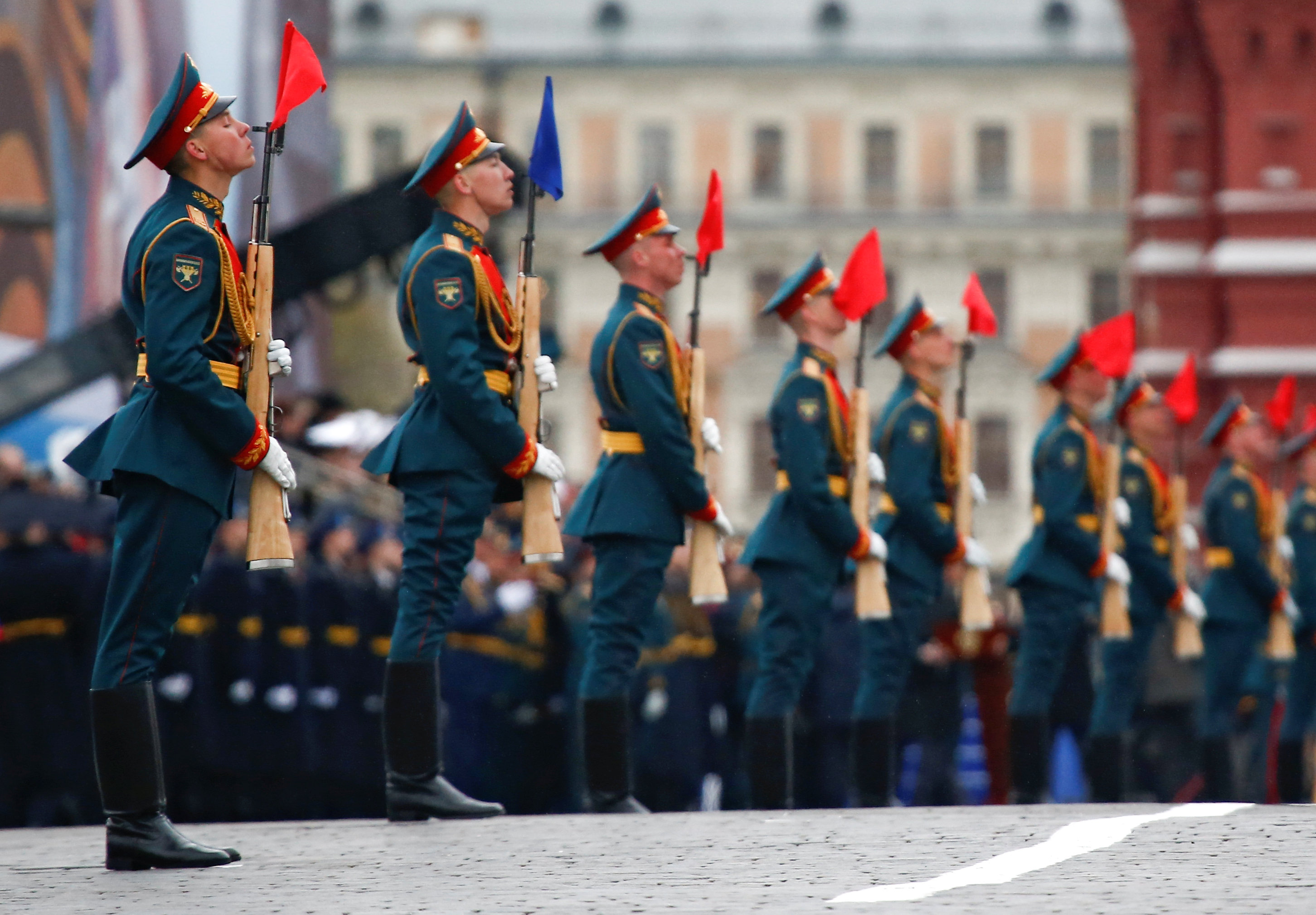 حرس الشرف يصطف أثناء مرور موكب وزير الدفاع الروسى