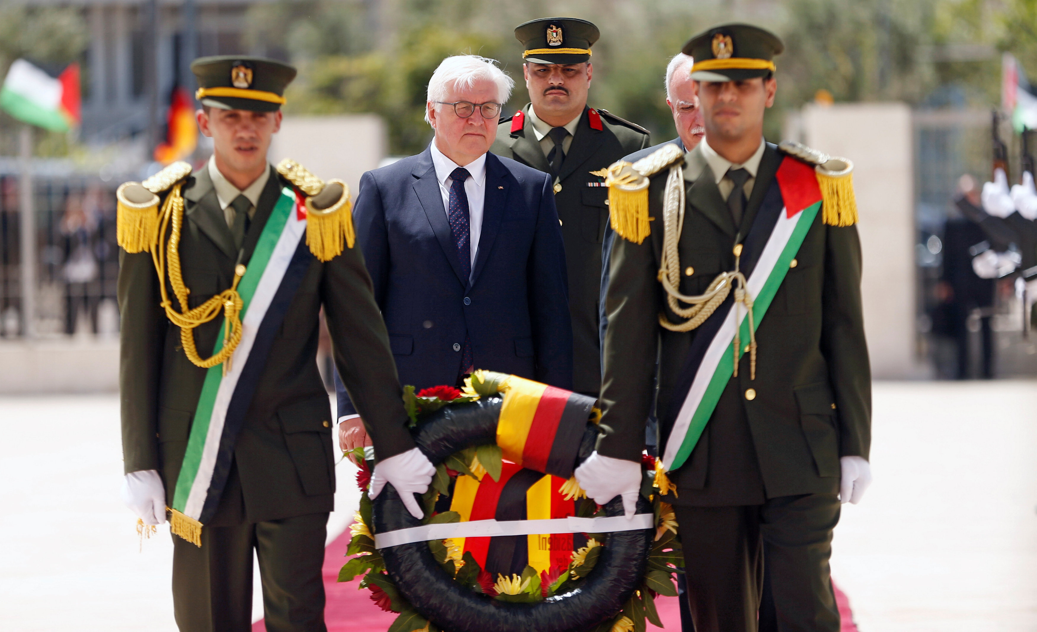 حرس الشرف يحمل اكليل الزهور وخلفهم الرئيس الألمانى