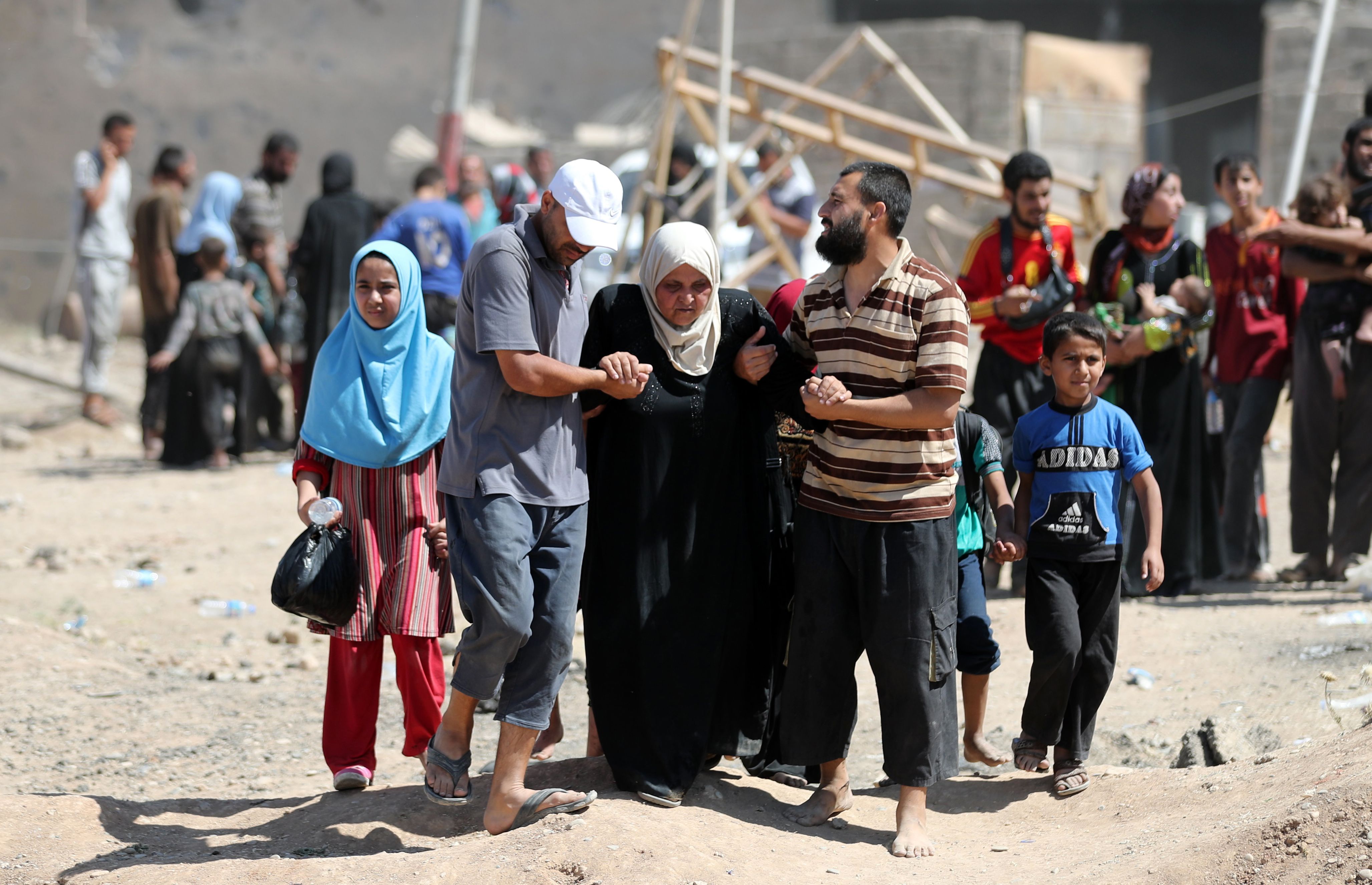 ترحيل النازحين العراقيين من منازلهم في حي الزنجيلي غرب الموصل