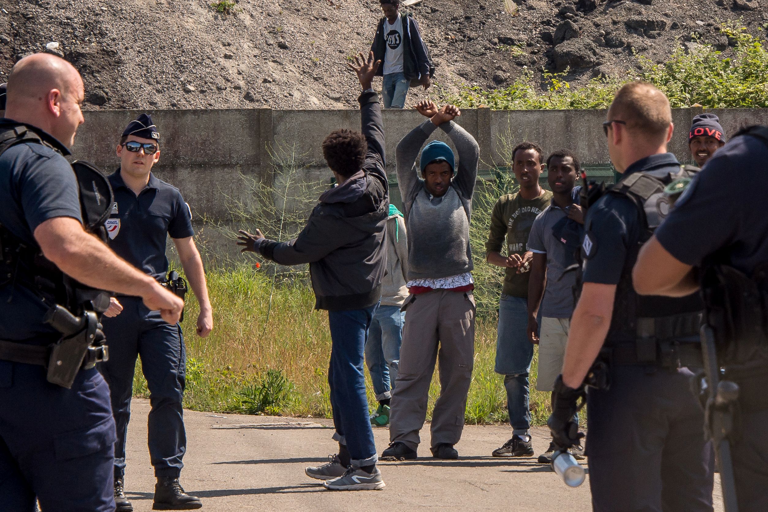 الشرطة الفرنسية تحاصر مهاجرين فى بلدة كاليه بعد حادث إطلاق نار