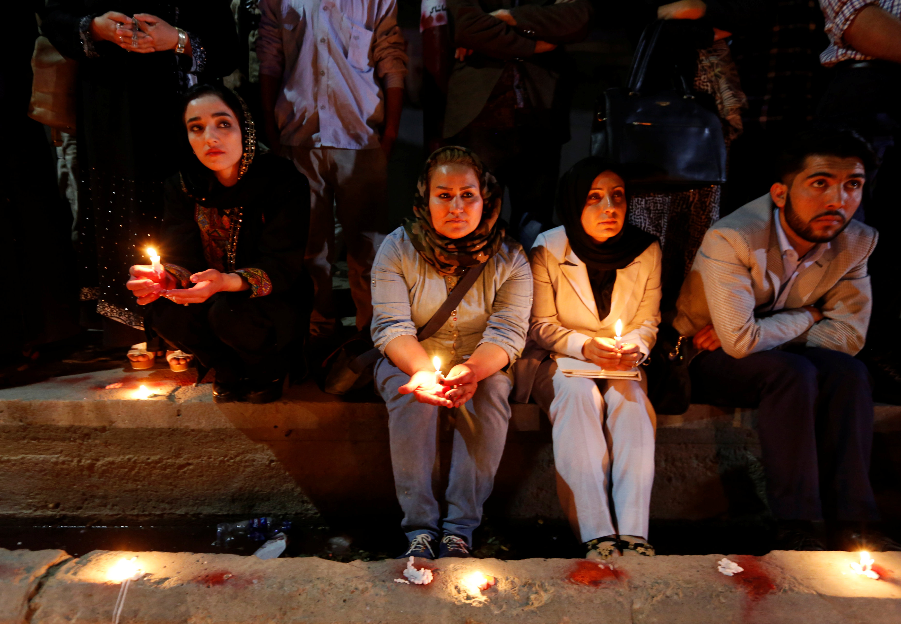 مواطنون يترحمون على ضحايا انفجار كابول