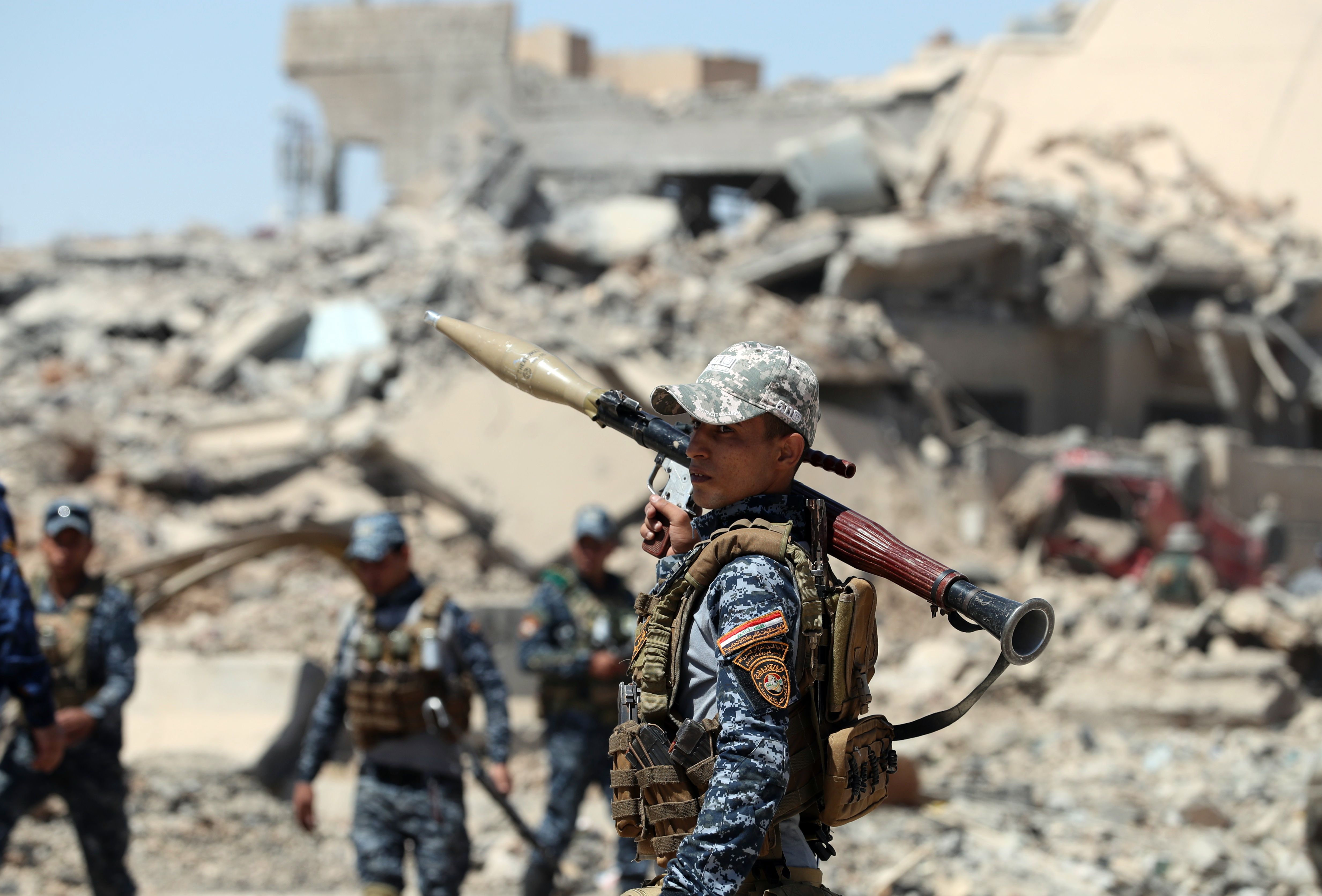 جندى عراقى يقف وسط مبنى مدمر