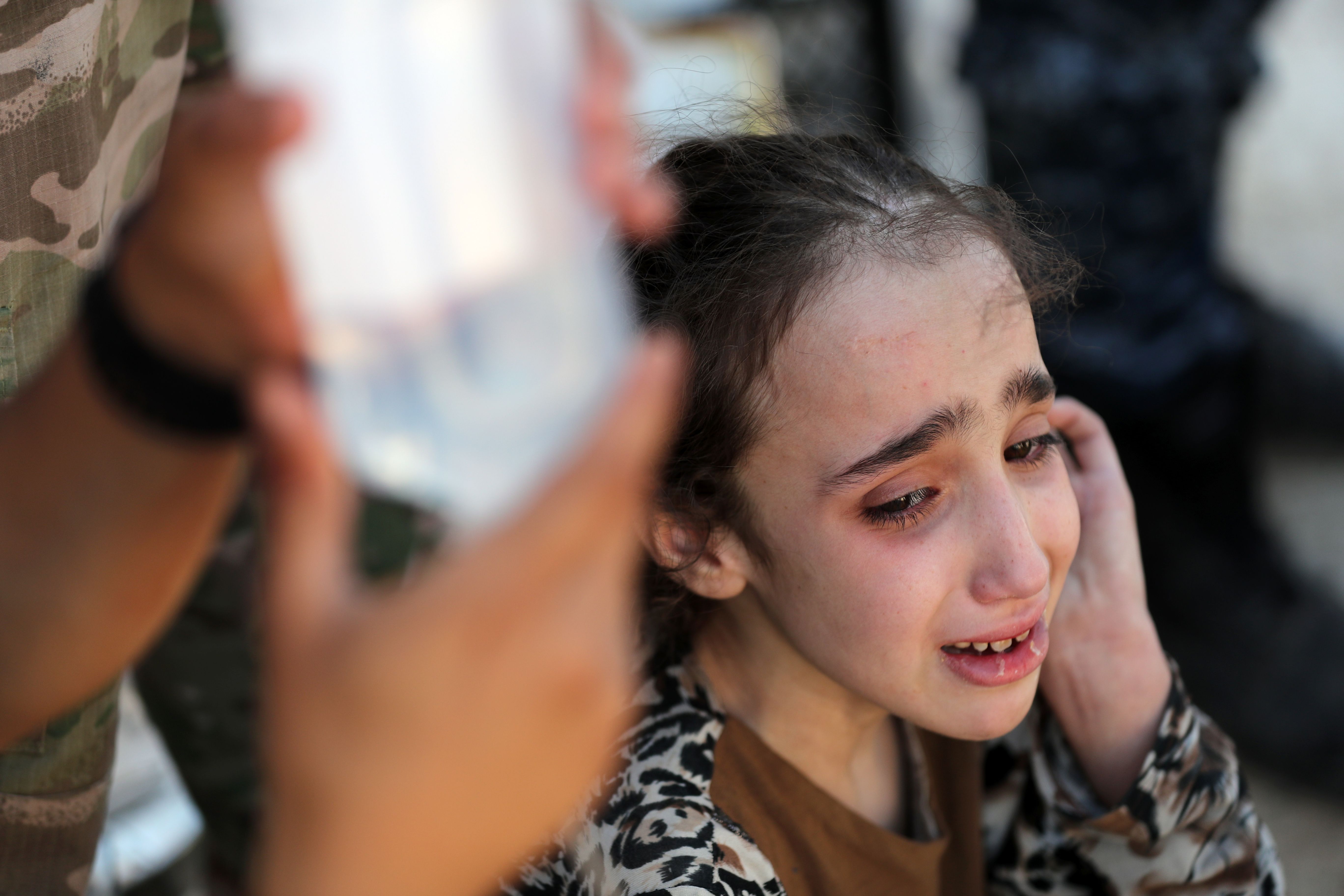 بكاء طفل خوفا من إرهاب داعش