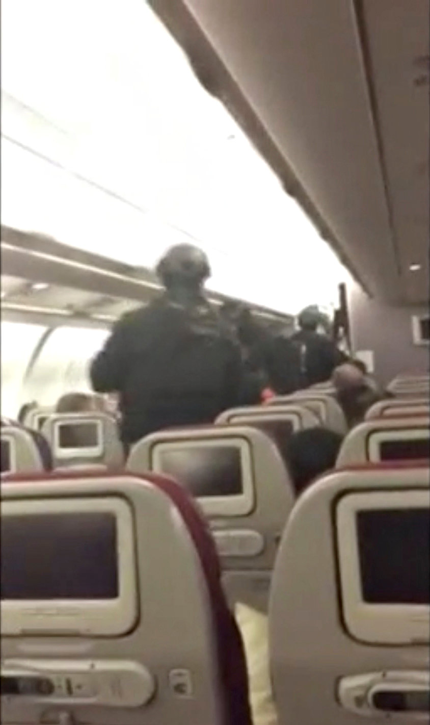 الشرطة تمشط الطائرة عقب انزال الركاب