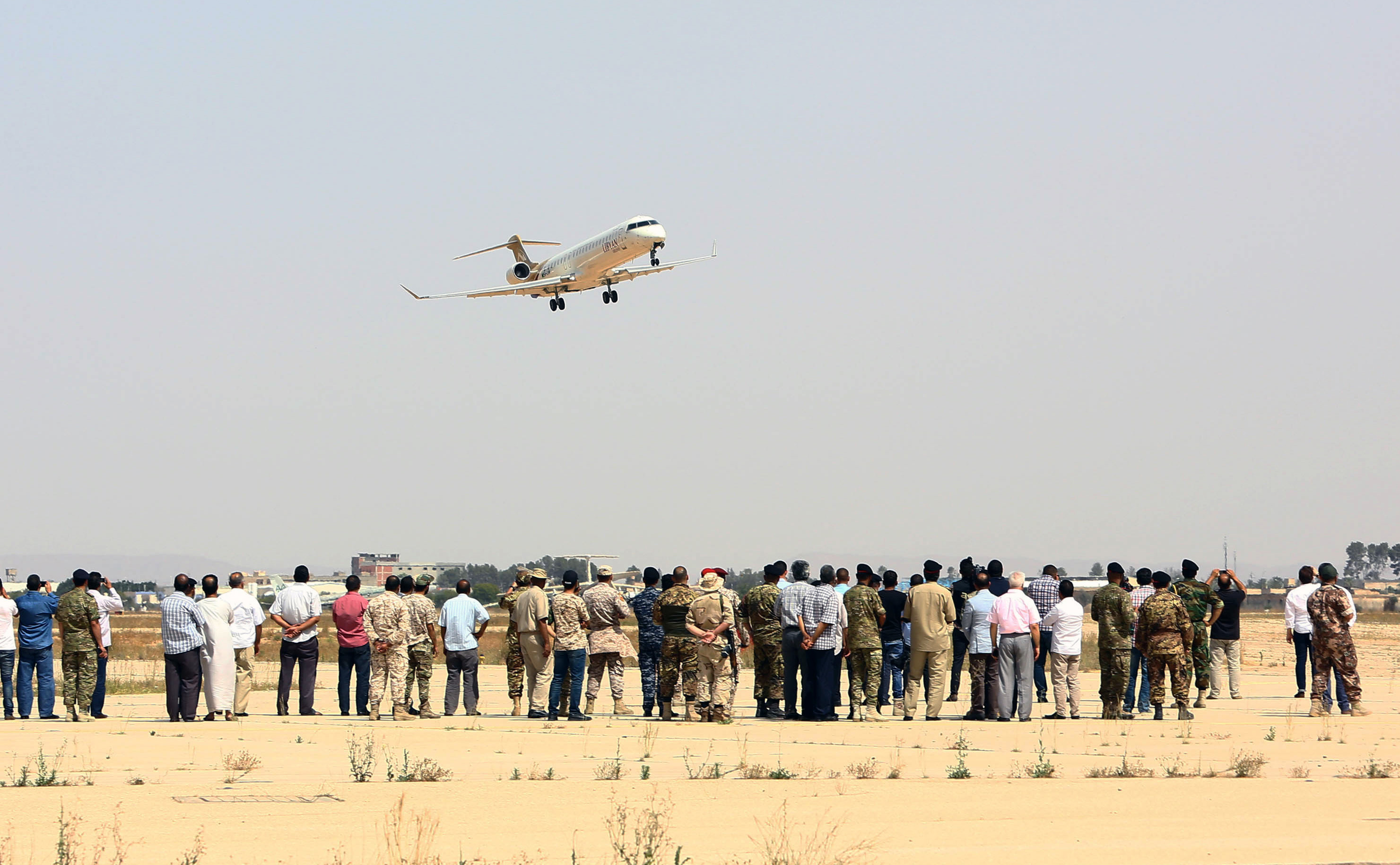 طائرة تابعة للخطوط الجوية الليبية تطير فوق مطار طرابلس الدولى