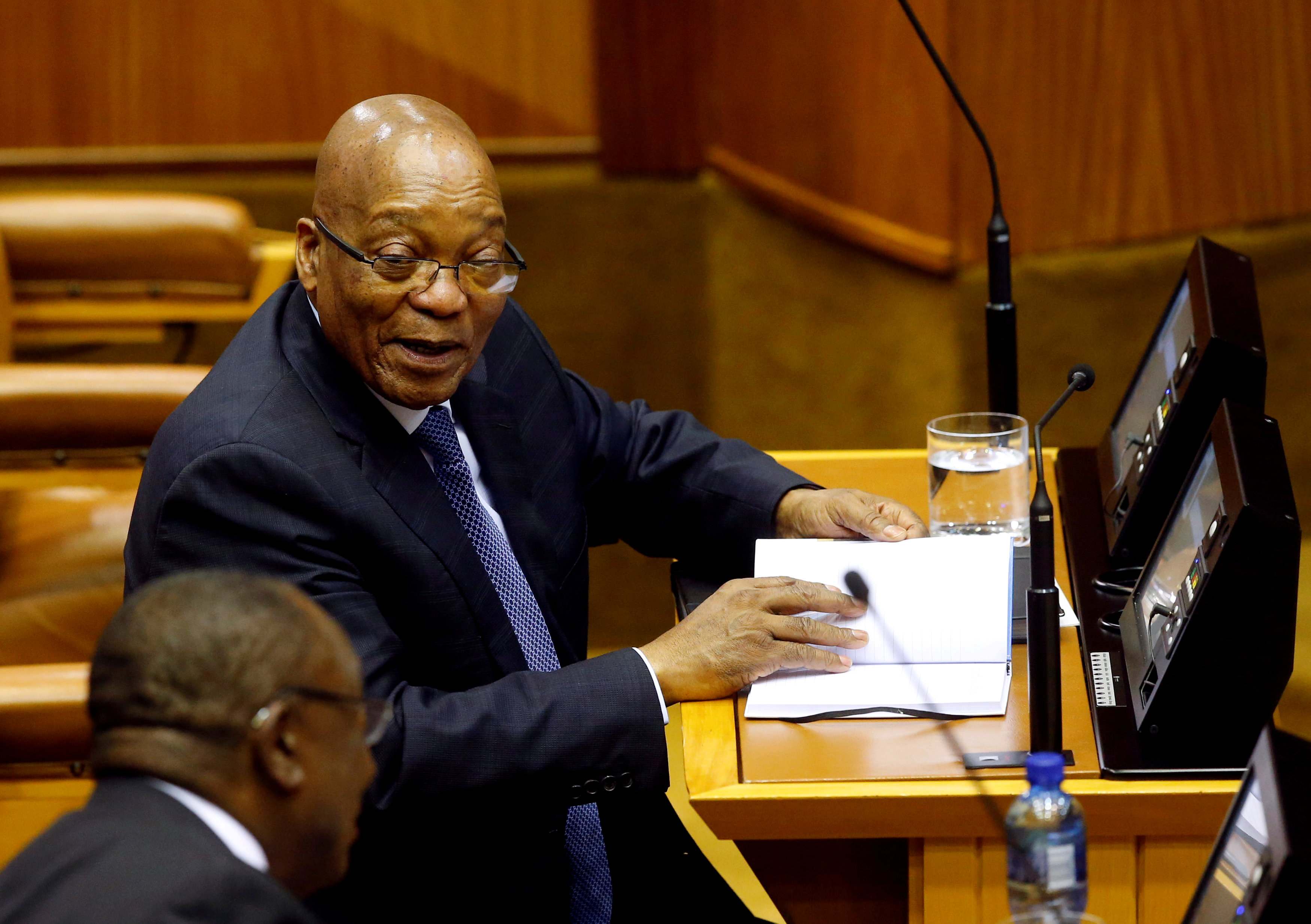 جاكوب زوما رئيس جنوب أفريقيا يتحددث إلى نائبه